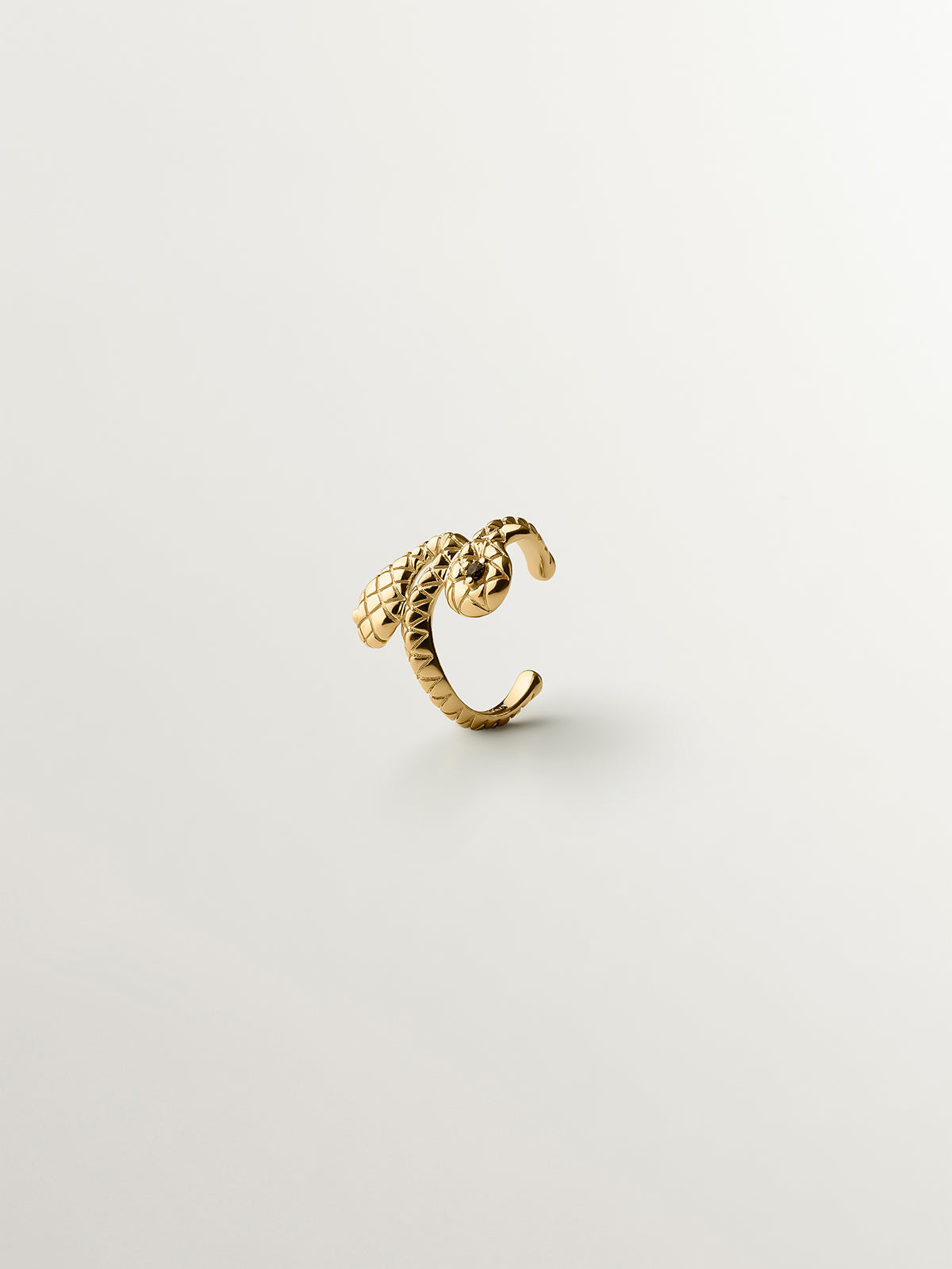 Earcuff de plata 925 bañado en oro amarillo de 18K con forma de serpiente y cuarzo fumé