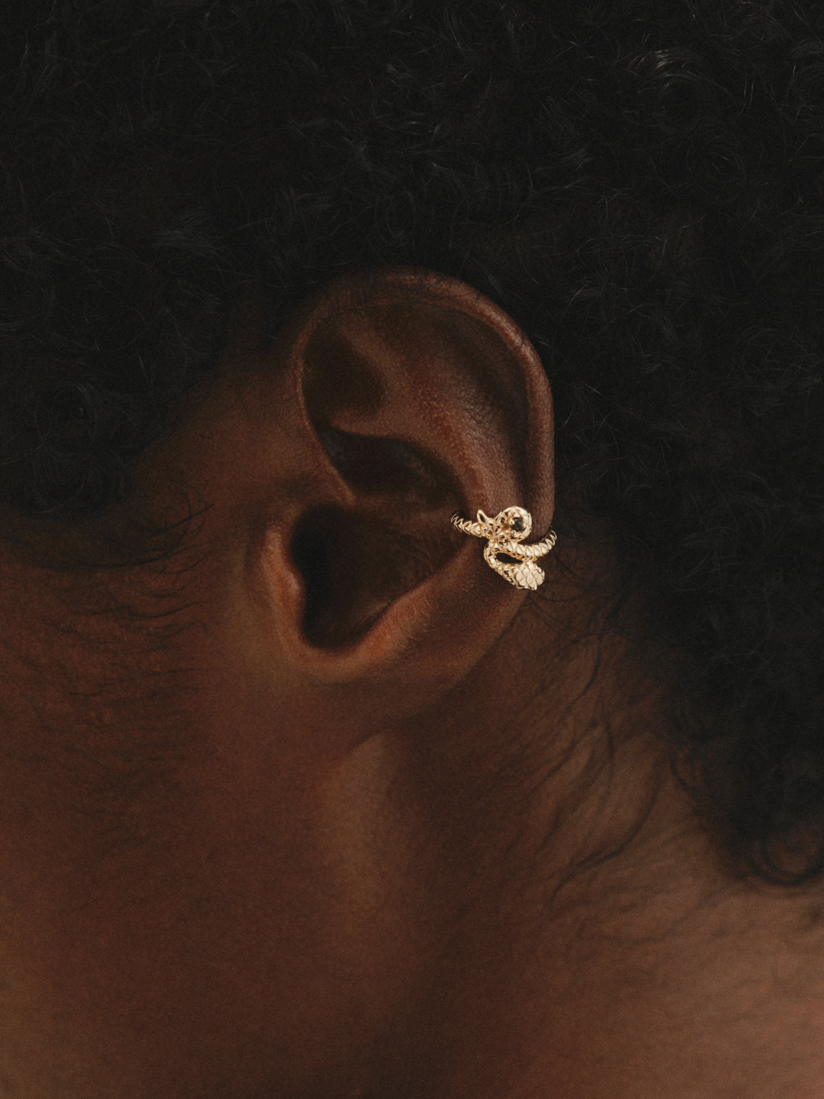 Earcuff de plata 925 bañado en oro amarillo de 18K con forma de serpiente y cuarzo fumé