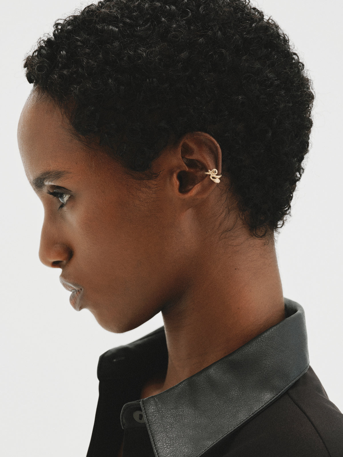 Earcuff de plata 925 bañado en oro amarillo de 18K con forma de serpiente y cuarzo fumé
