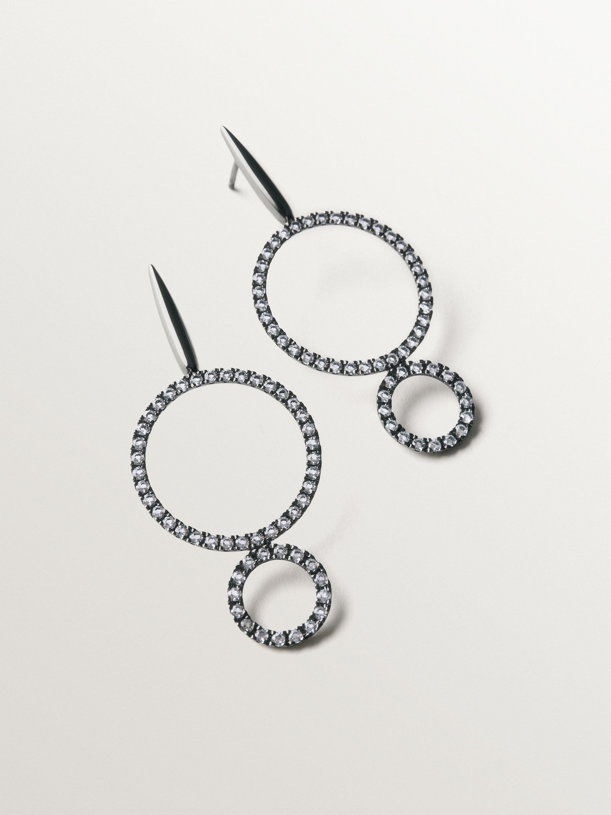 Pendientes largos de plata 925 con acabado gunmetal y topacios blancos