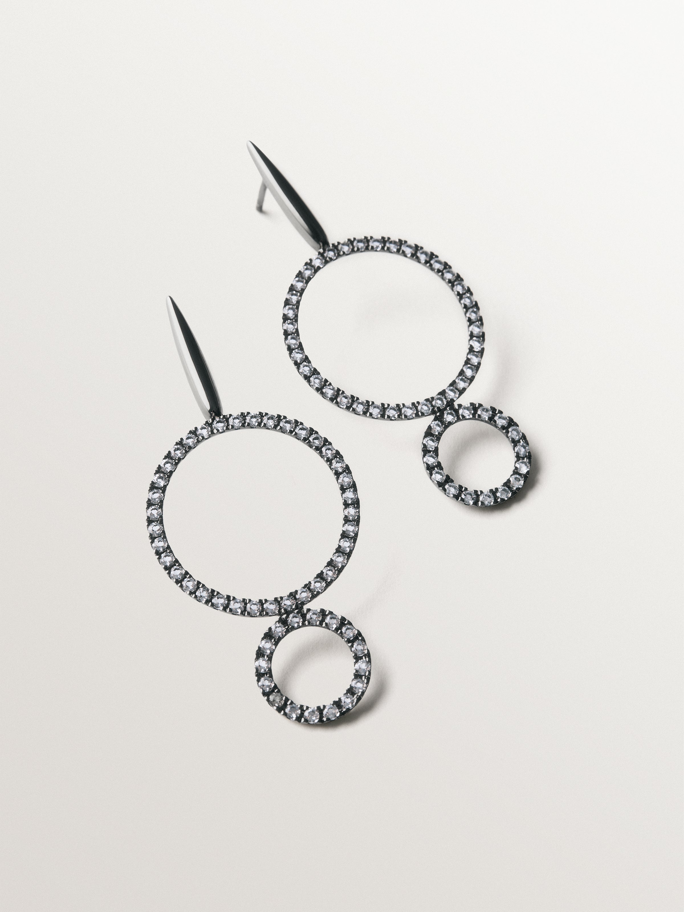 Pendientes largos de plata 925 con acabado gunmetal y topacios blancos