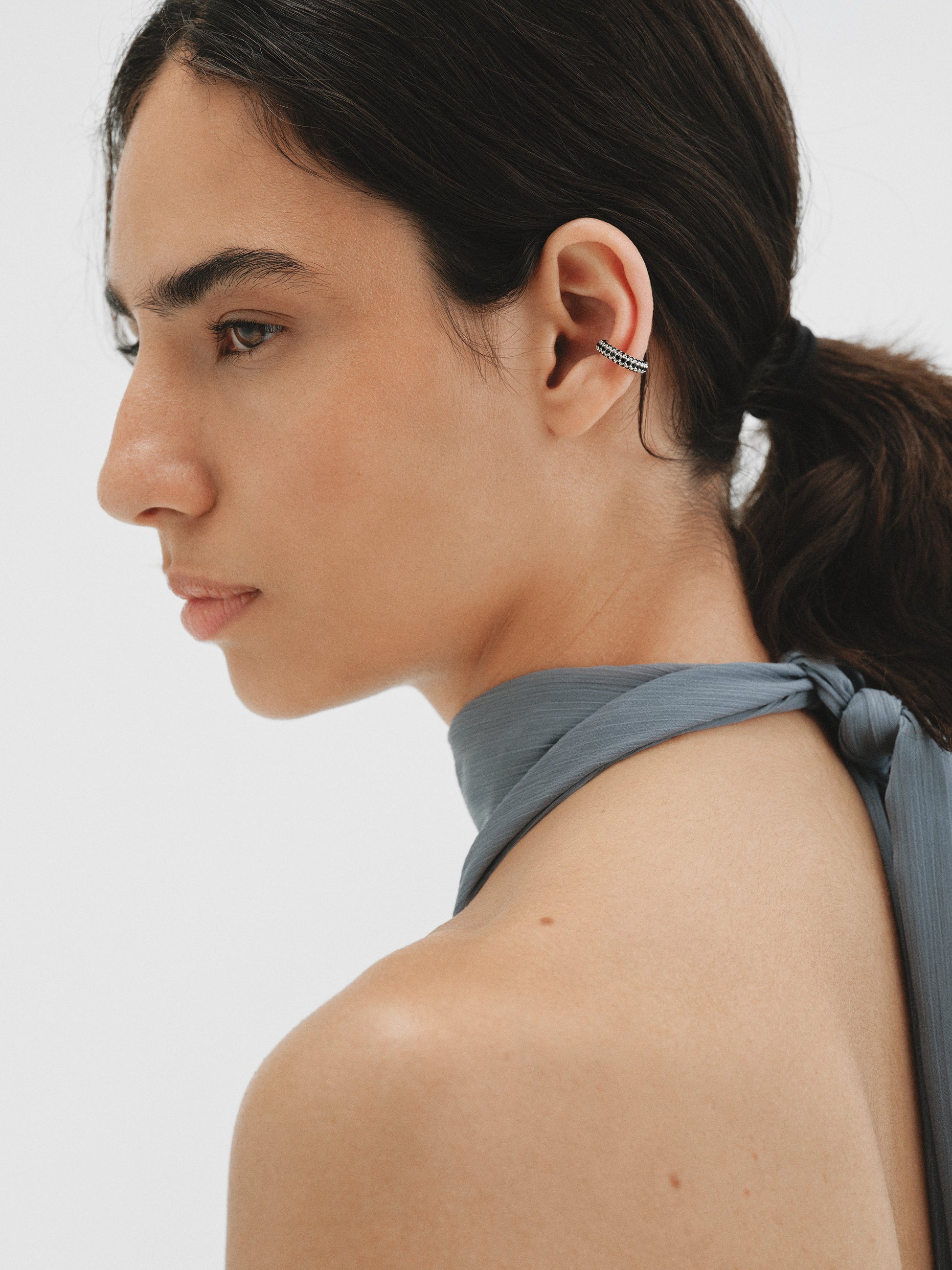 Earcuff de plata 925 bañada en oro amarillo de 18K con cristales negros