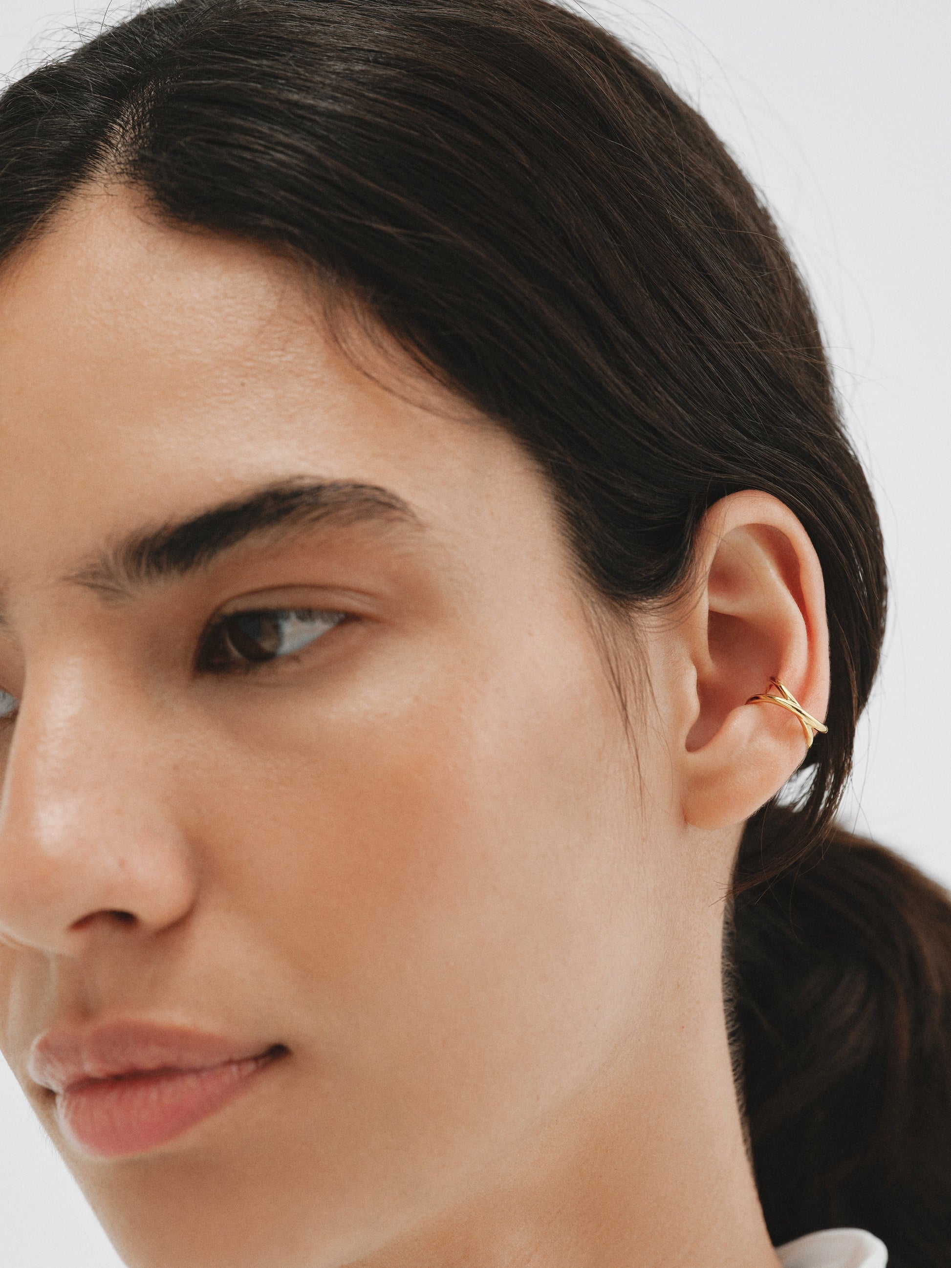 Earcuff cruzado de plata 925 bañada en oro amarillo de 18K