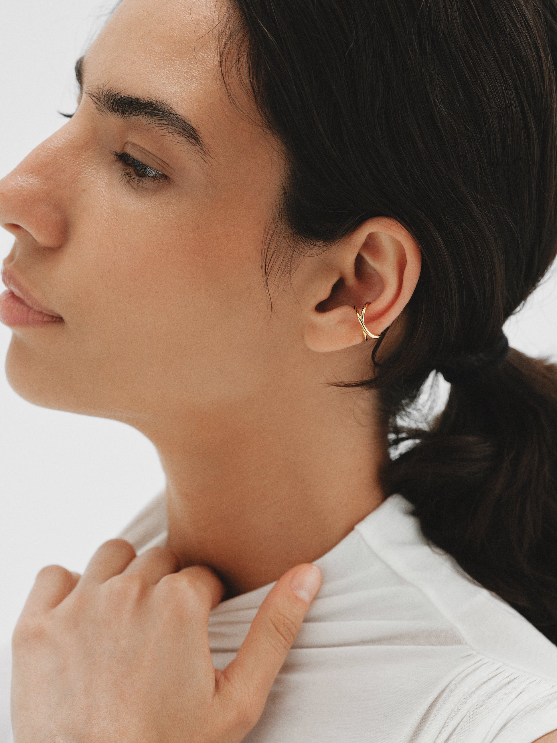 Earcuff cruzado de plata 925 bañada en oro amarillo de 18K