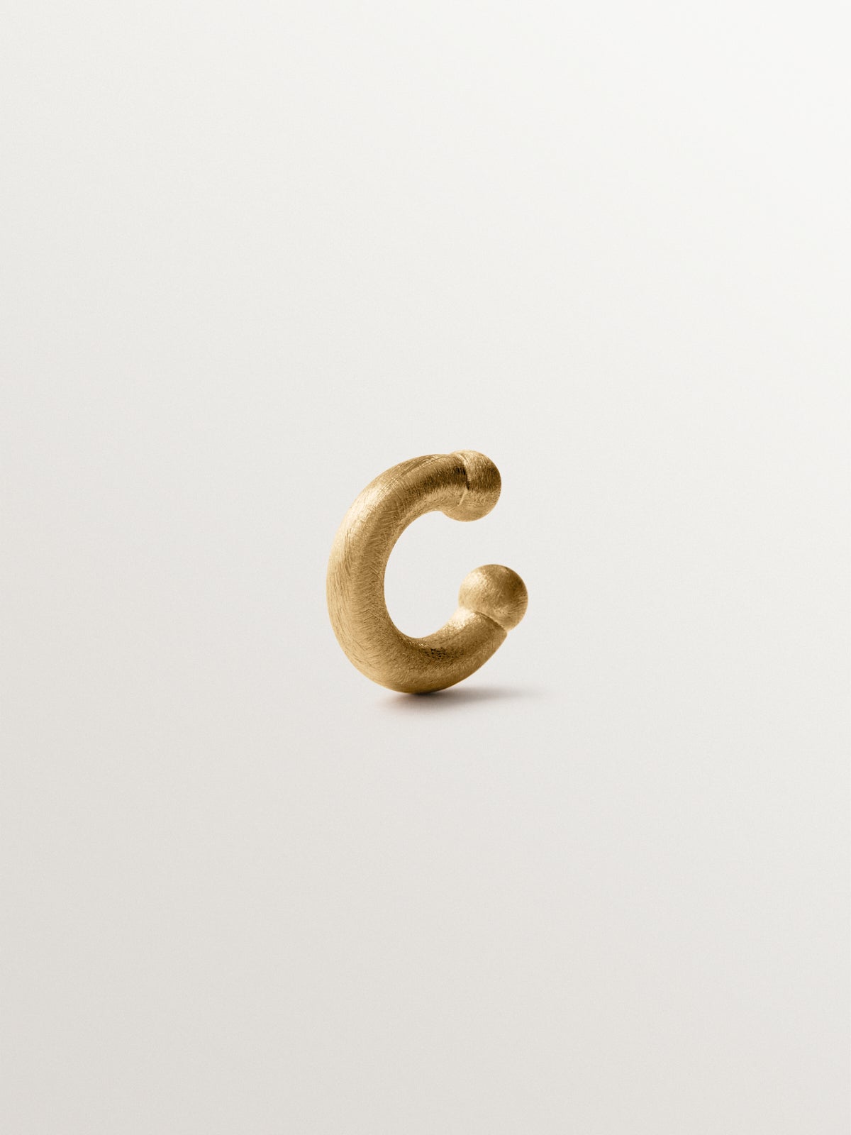 Earcuff grueso de plata 925 bañada en oro amarillo de 18K con efecto cepillado