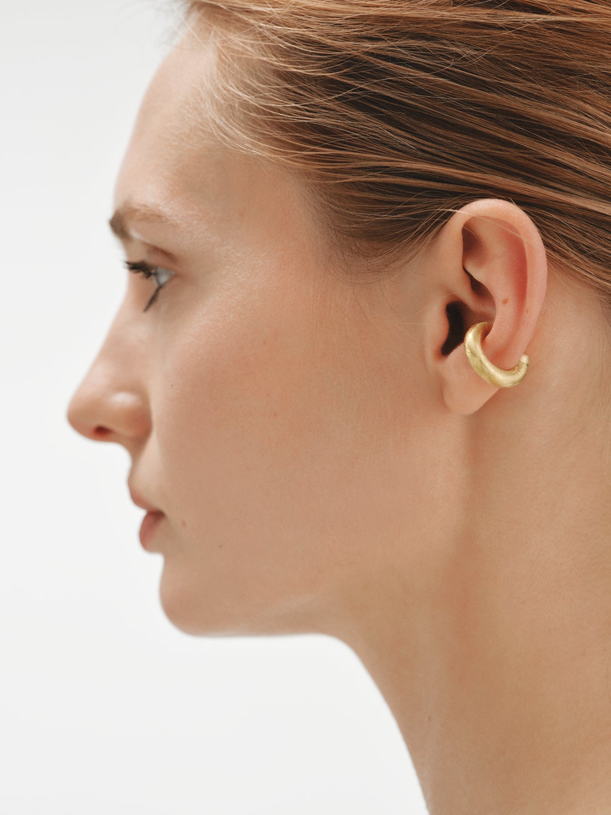 Earcuff grueso de plata 925 bañada en oro amarillo de 18K con efecto cepillado