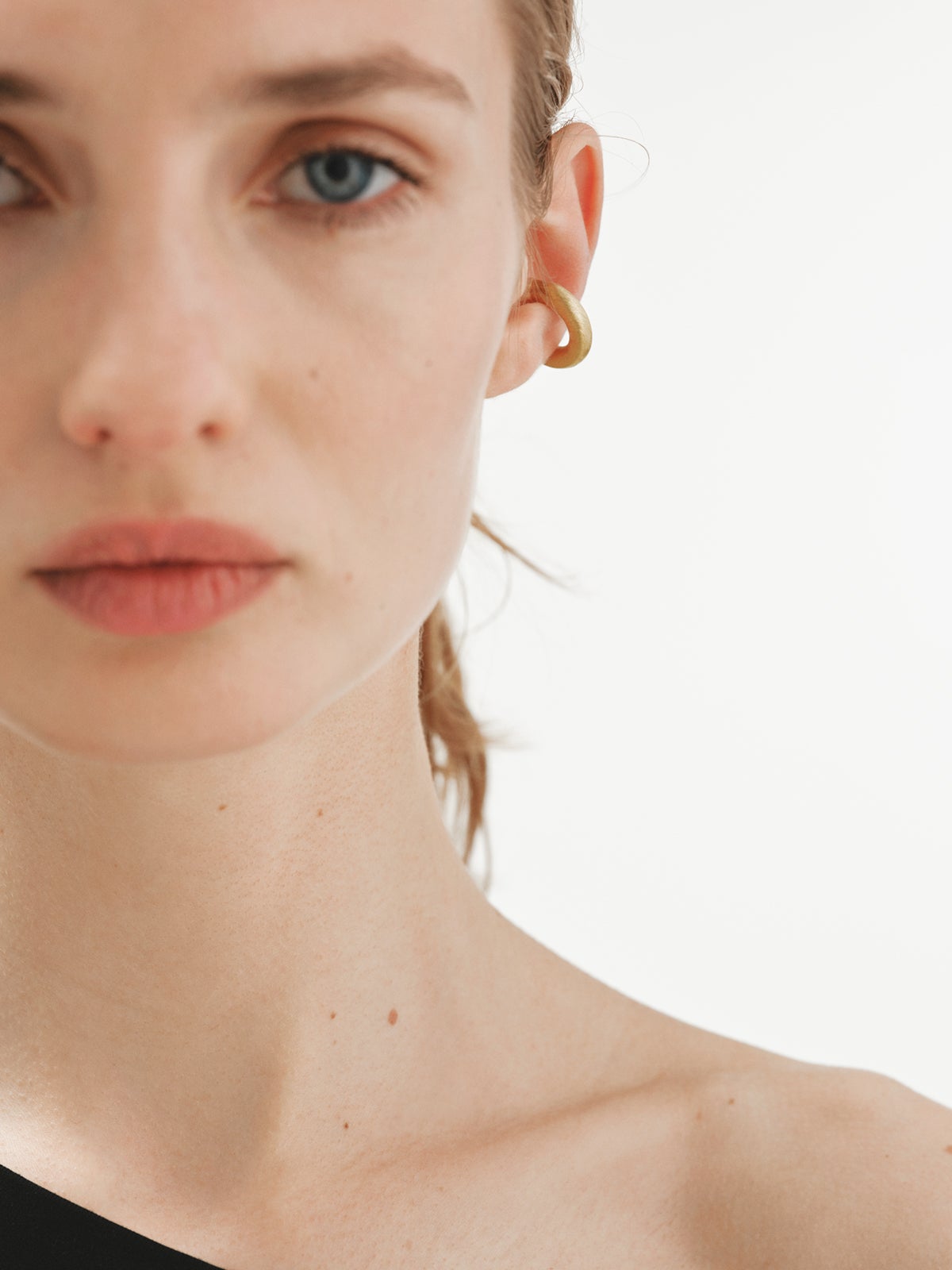 Earcuff grueso de plata 925 bañada en oro amarillo de 18K con efecto cepillado