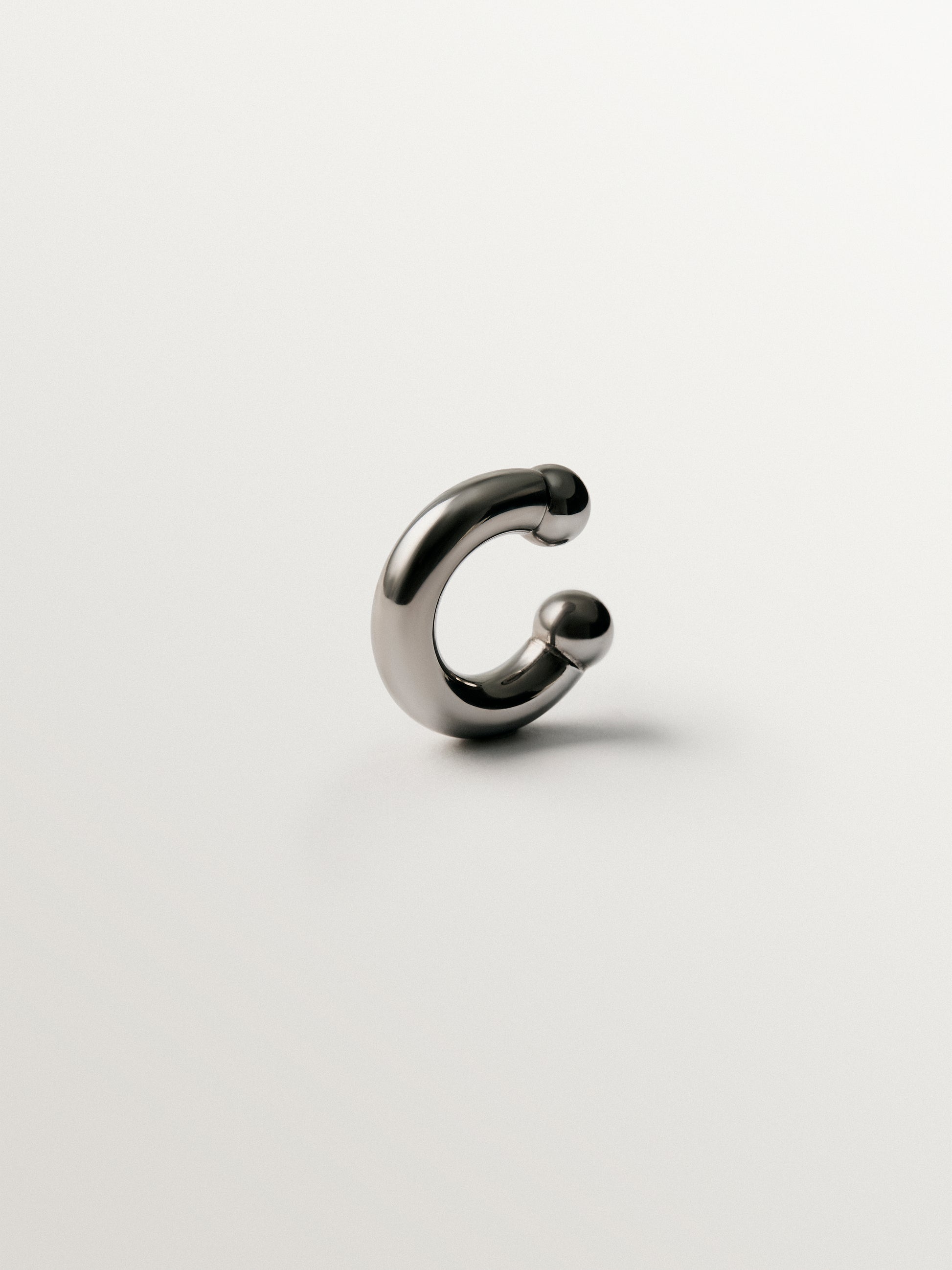 Earcuff grueso de plata 925 con acabado gunmetal