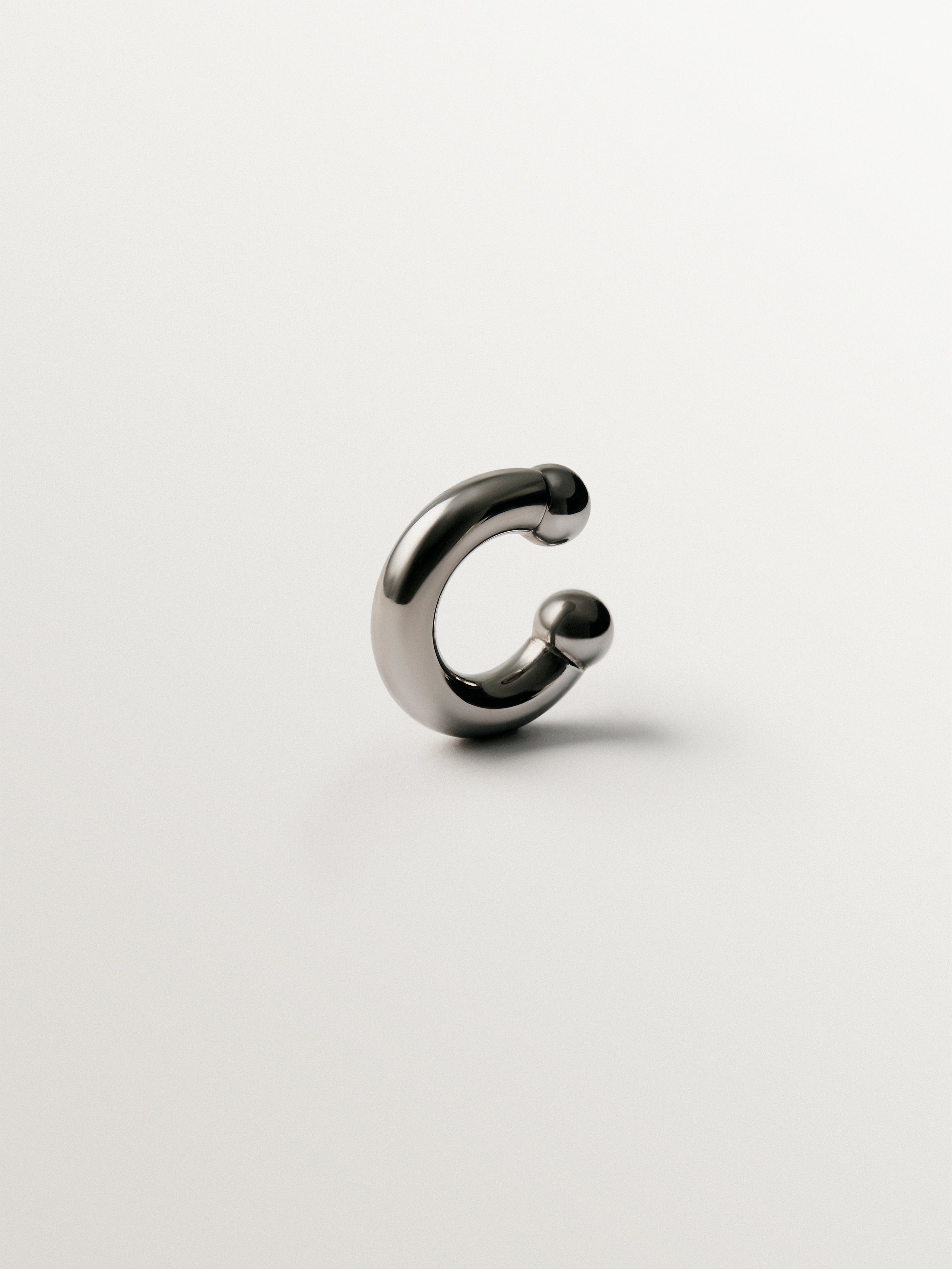 Earcuff grueso de plata 925 con acabado gunmetal