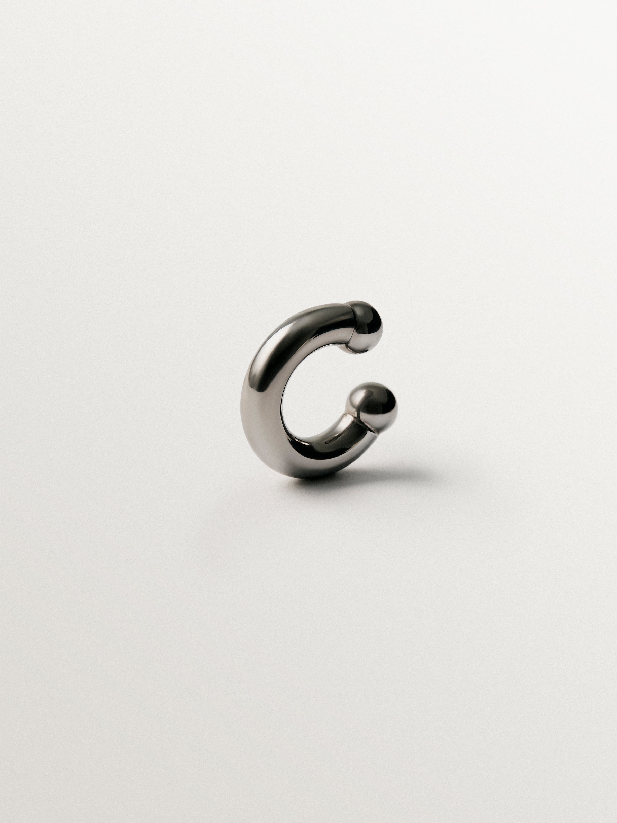 Earcuff grueso de plata 925 con acabado gunmetal