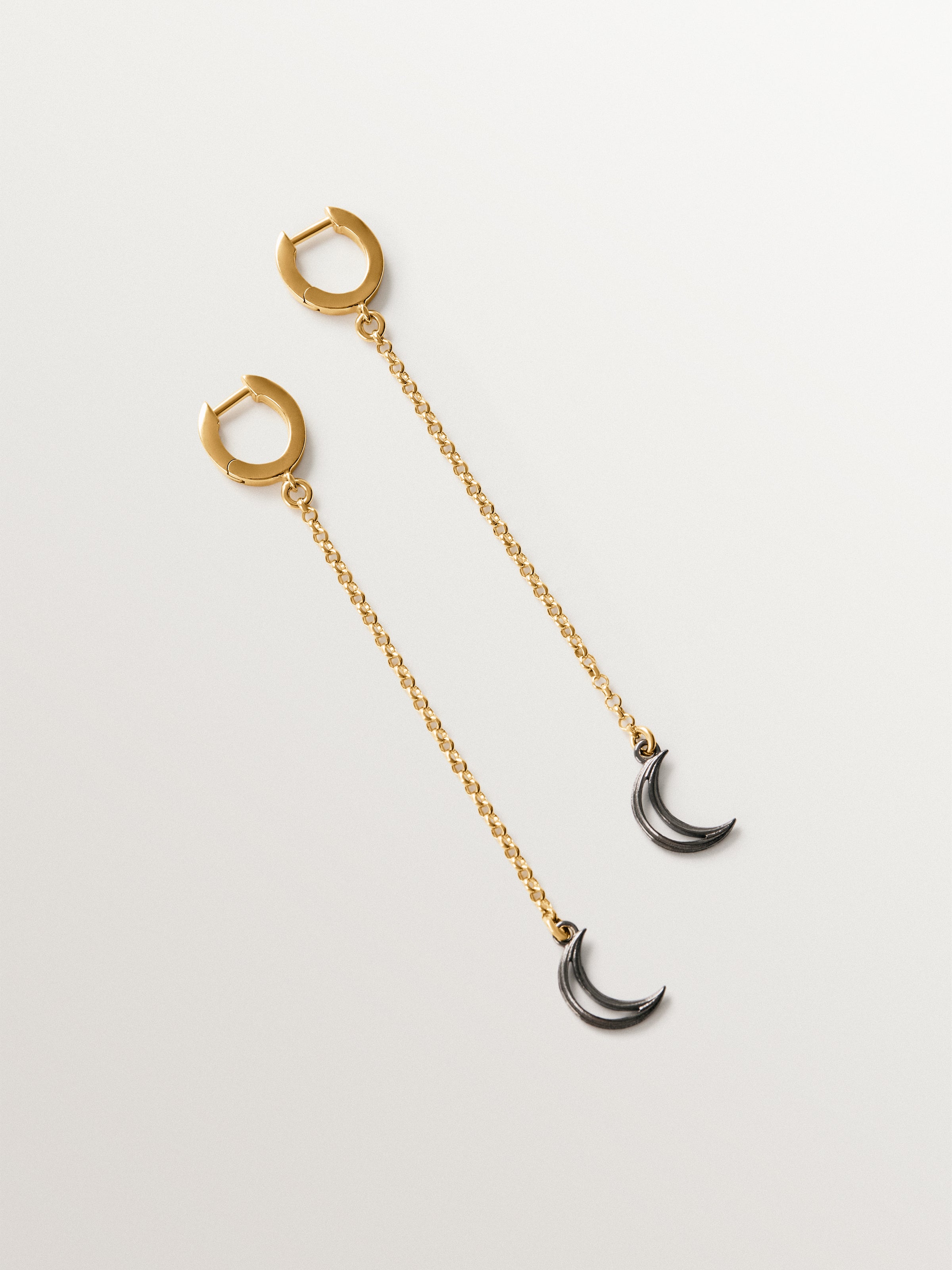 Pendientes largos bicolor de plata 925 bañados en oro amarillo de 18K con forma de luna