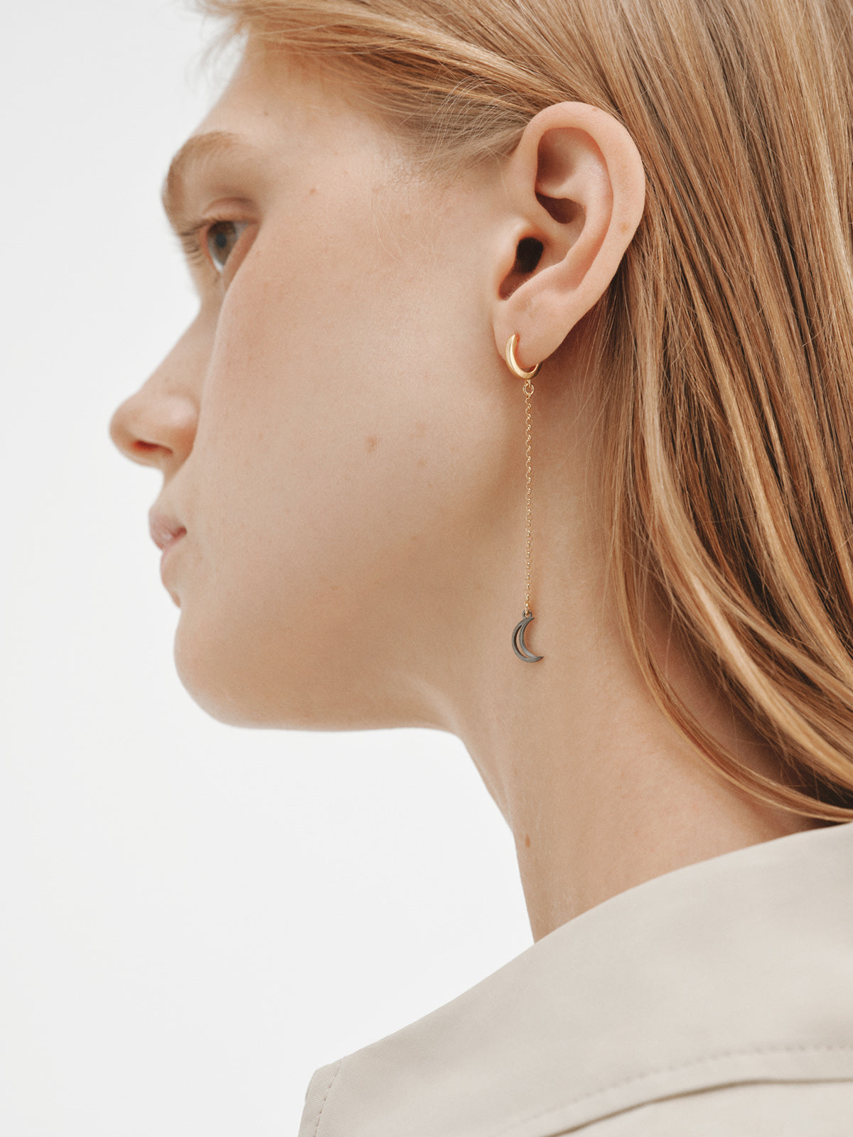 Pendientes largos bicolor de plata 925 bañados en oro amarillo de 18K con forma de luna