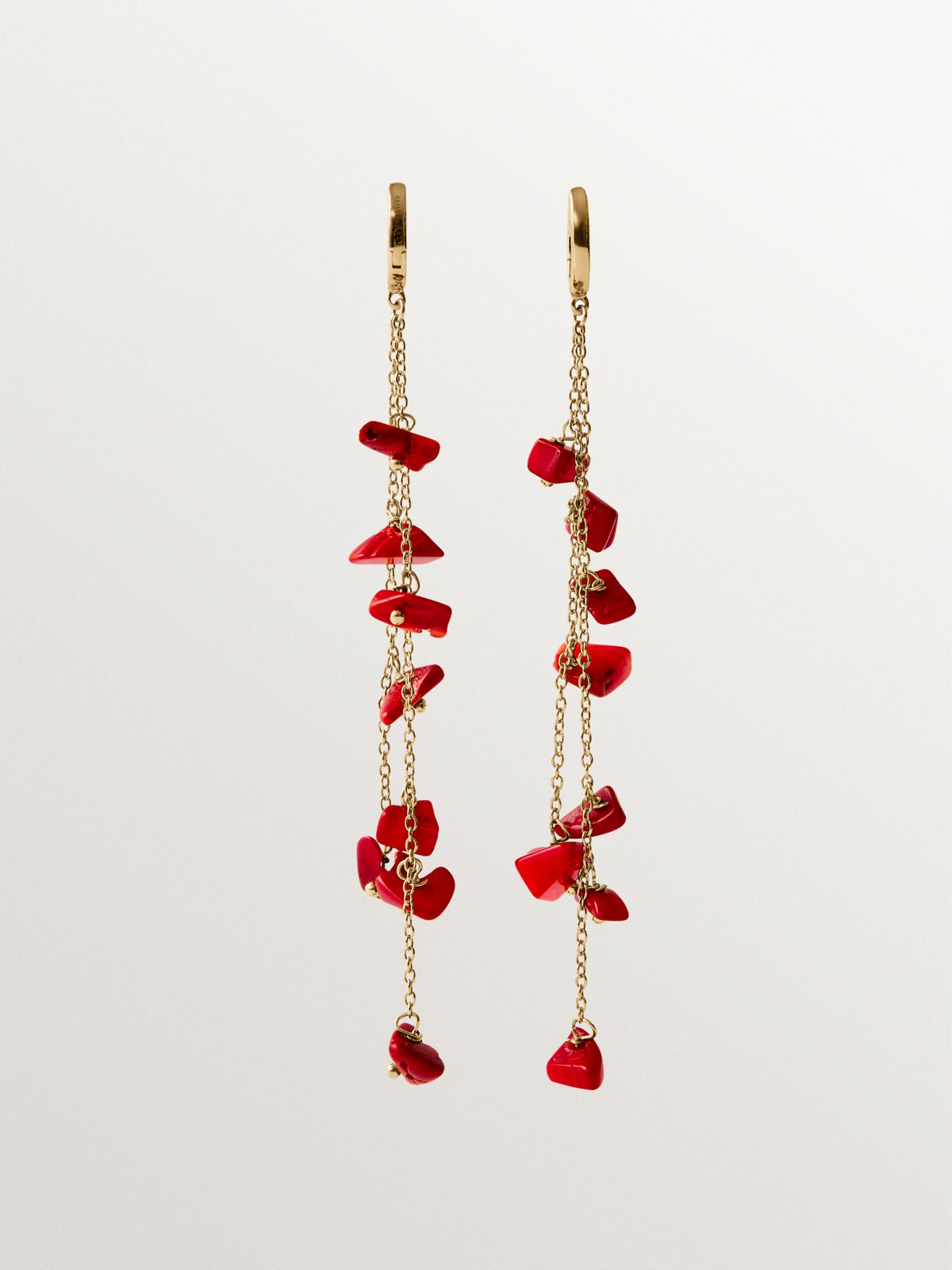 Pendientes largos de plata 925 bañada en oro amarillo de 18K con coral rojo