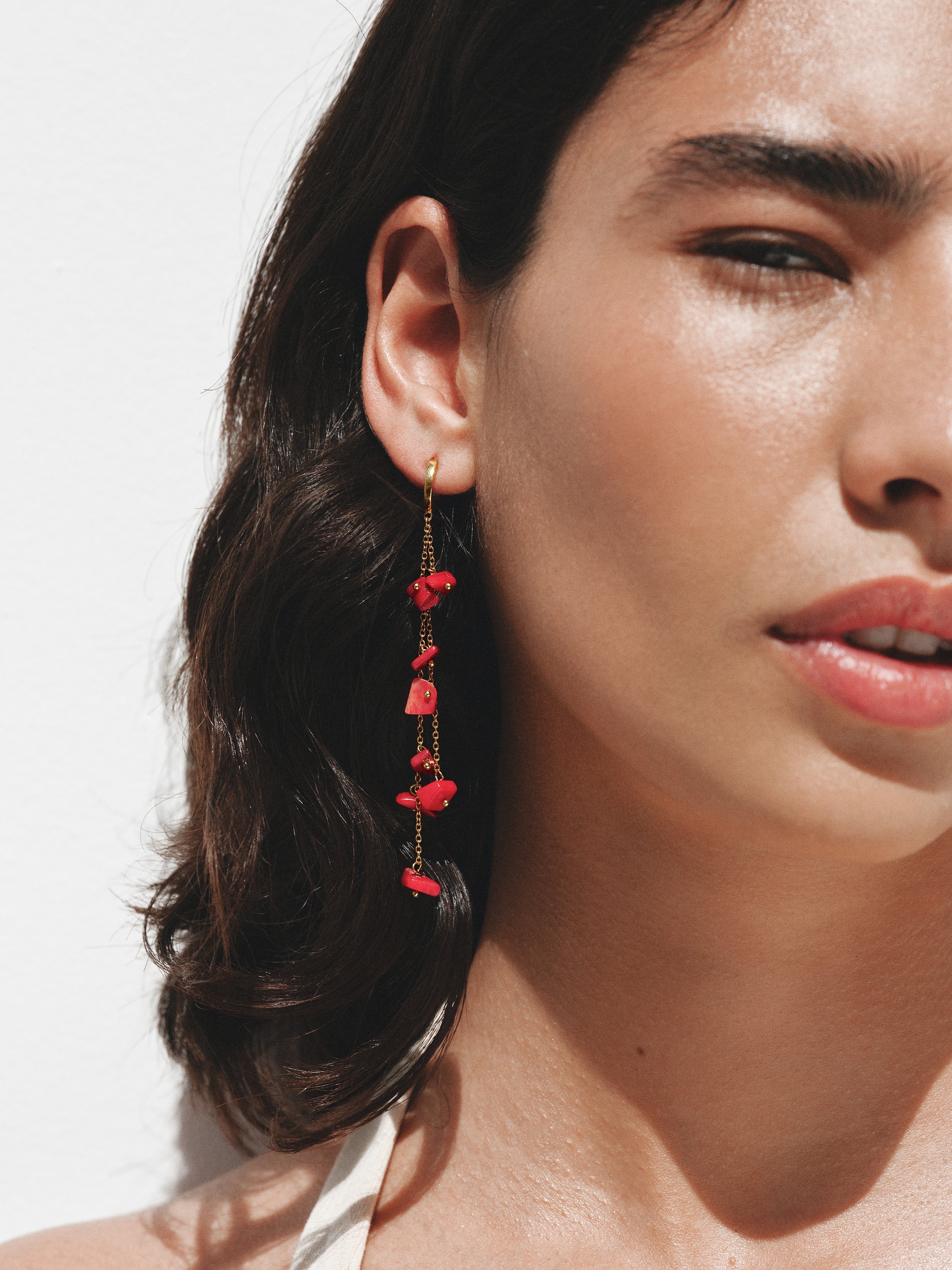 Pendientes largos de plata 925 bañada en oro amarillo de 18K con coral rojo