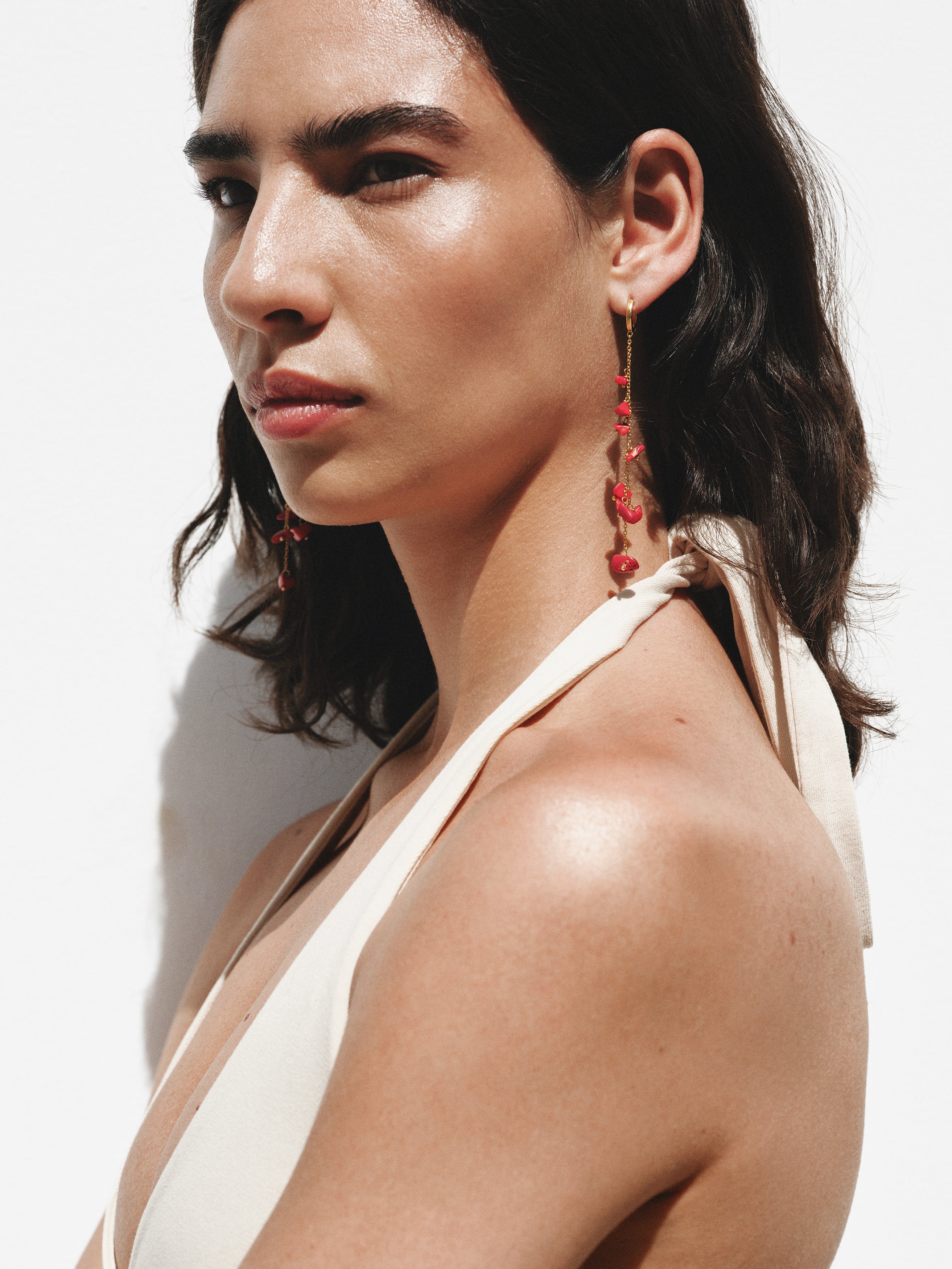 Pendientes largos de plata 925 bañada en oro amarillo de 18K con coral rojo