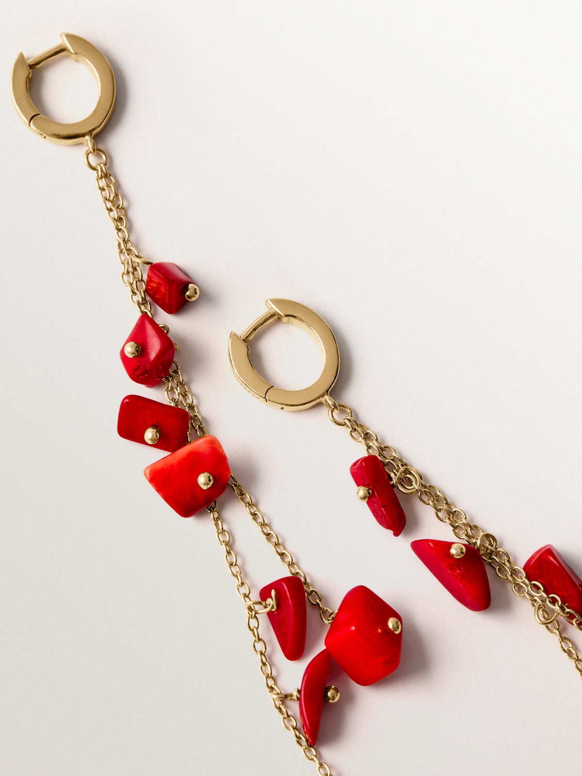 Pendientes largos de plata 925 bañada en oro amarillo de 18K con coral rojo