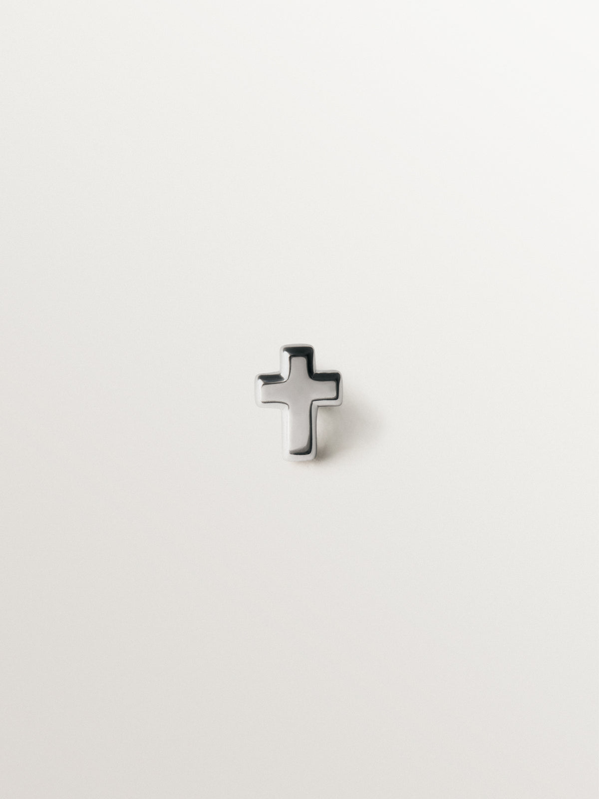Piercing de oro blanco de 18K con forma de cruz