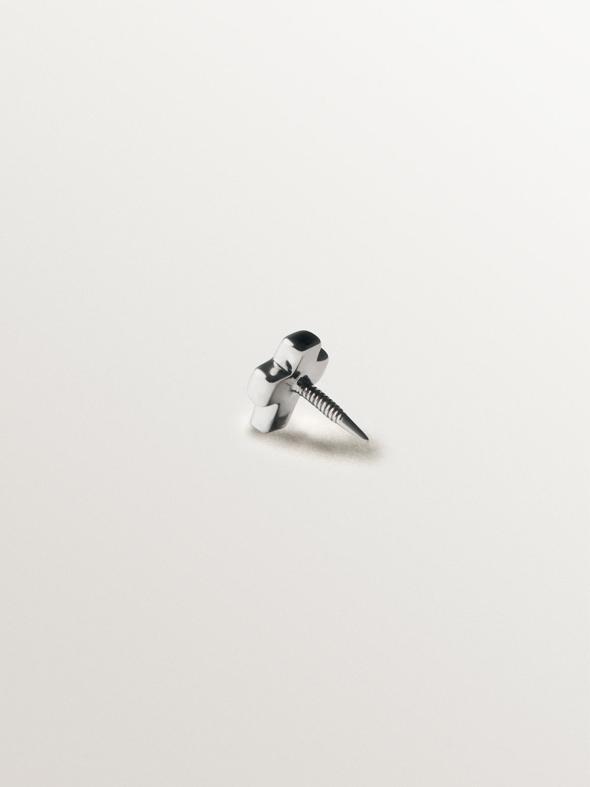 Piercing de oro blanco de 18K con forma de cruz