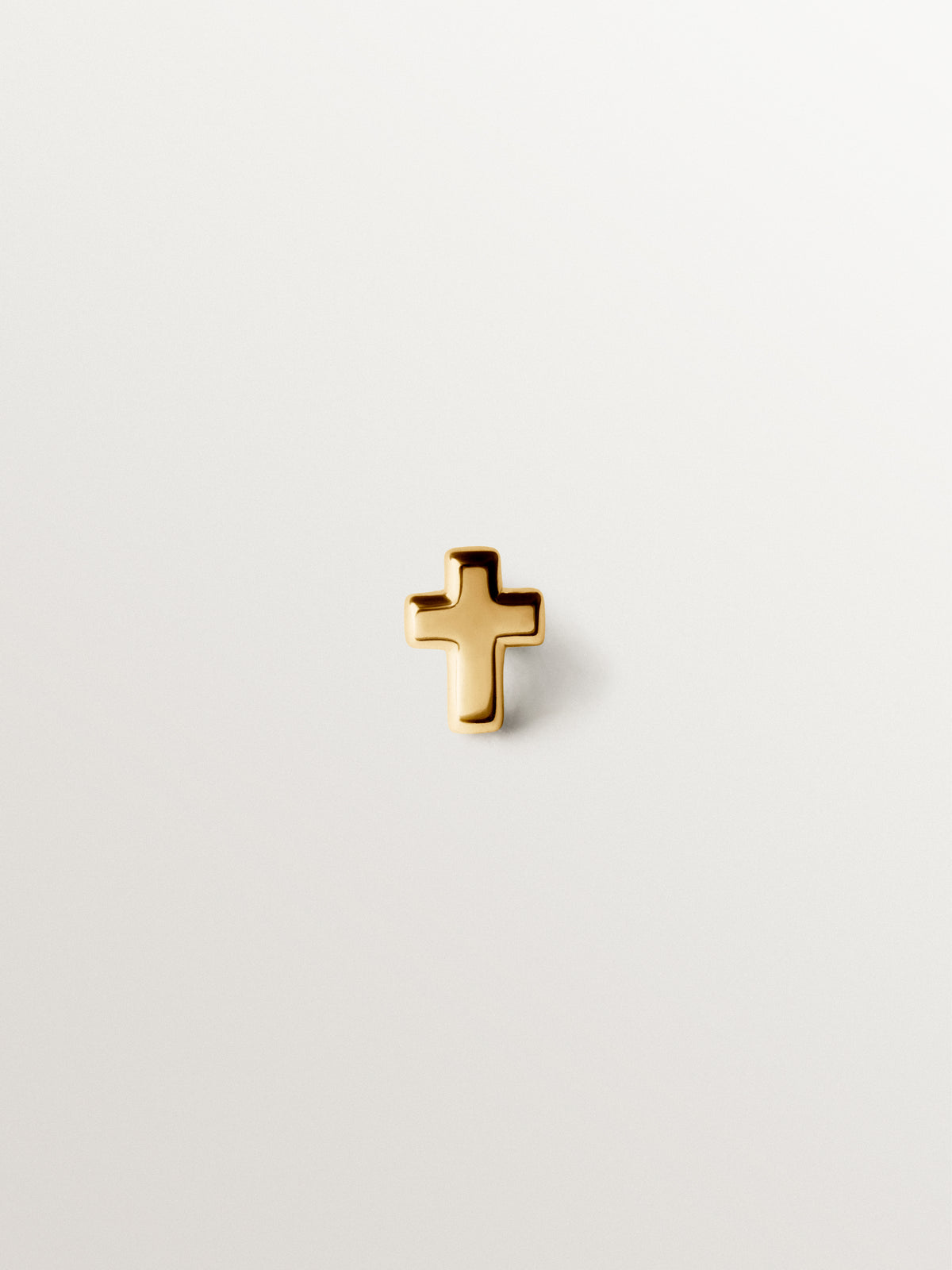 Piercing de oro amarillo de 18K con forma de cruz