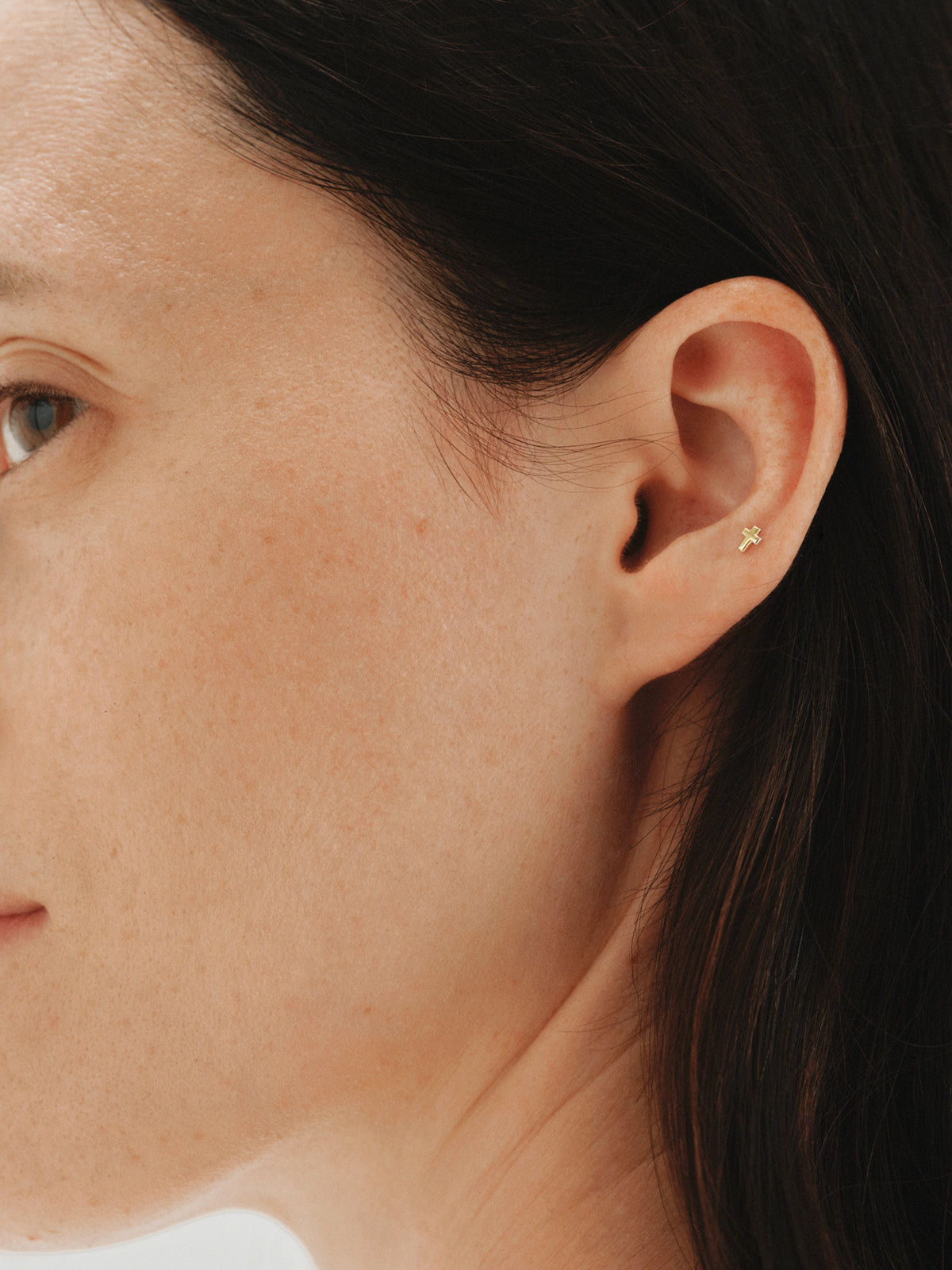 Piercing de oro amarillo de 18K con forma de cruz