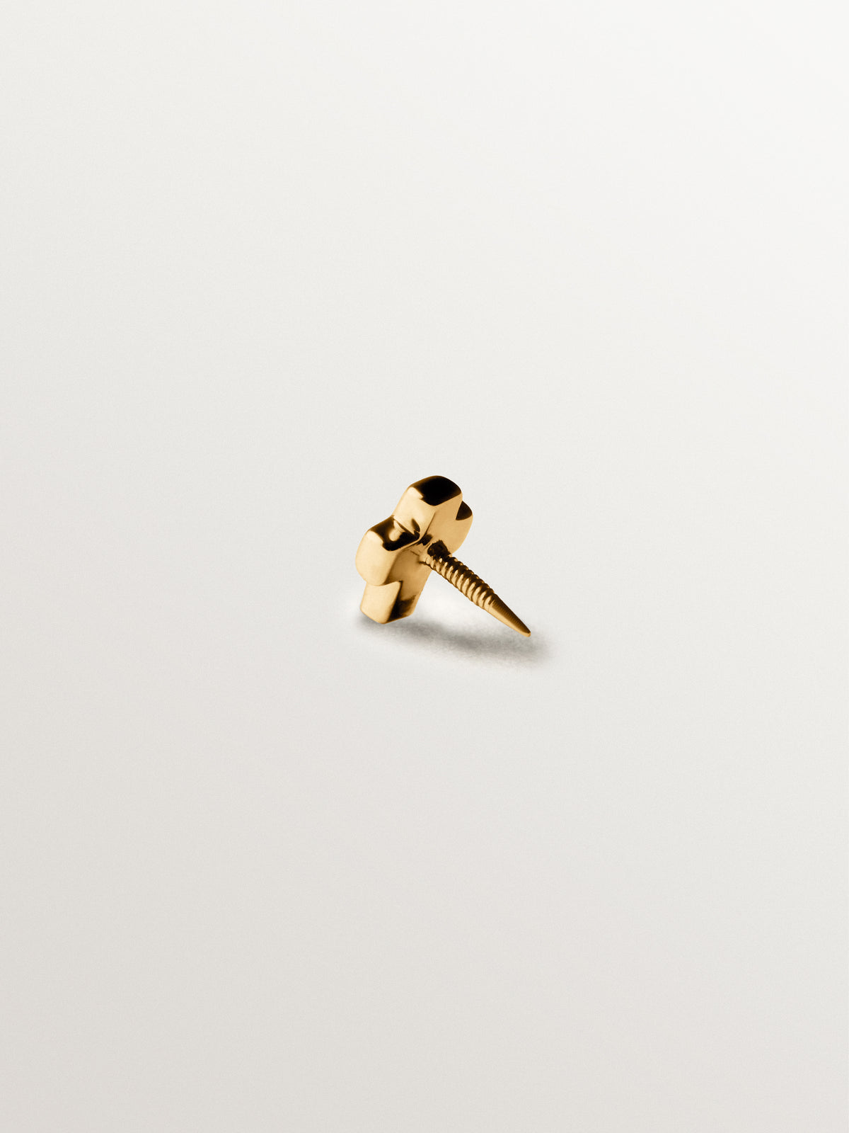 Piercing de oro amarillo de 18K con forma de cruz