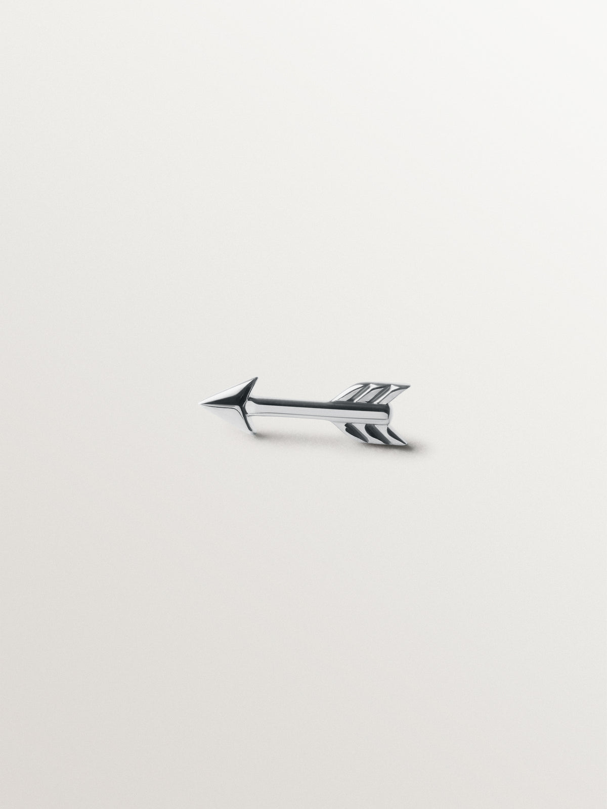 Piercing de oro blanco de 18K con forma de flecha