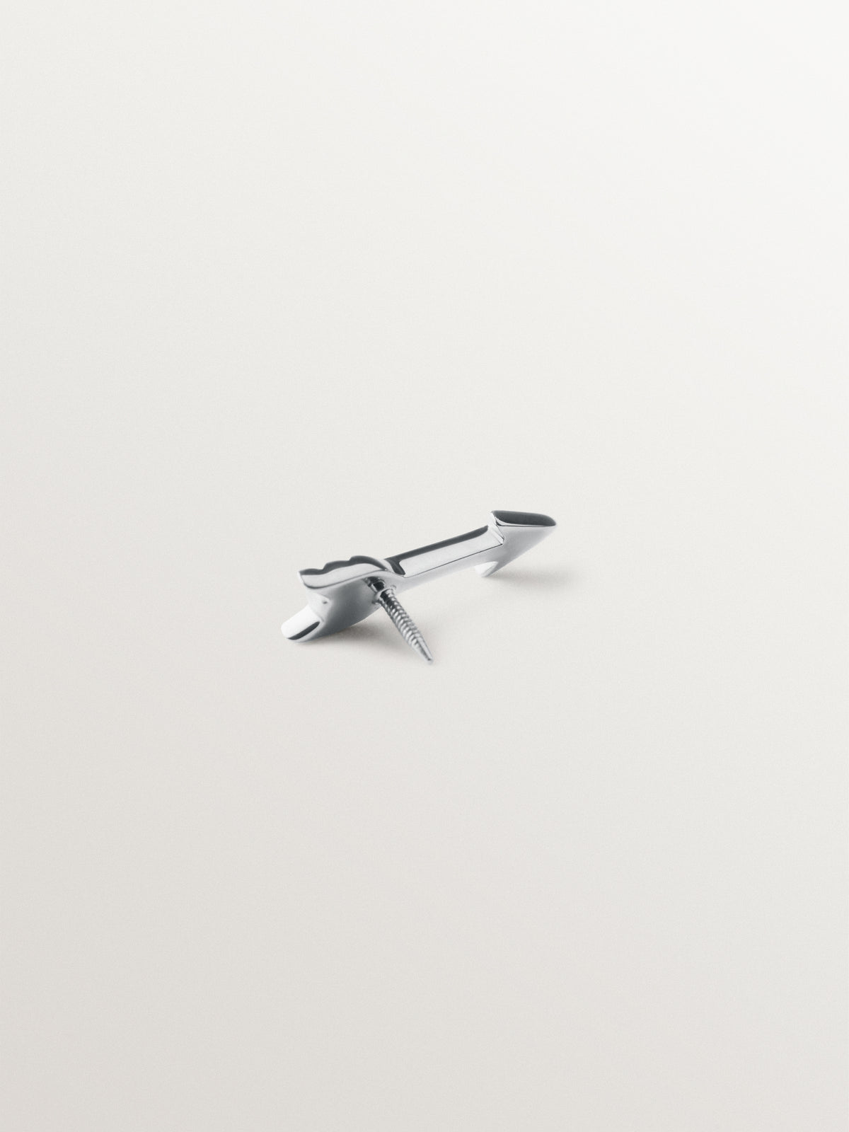 Piercing de oro blanco de 18K con forma de flecha