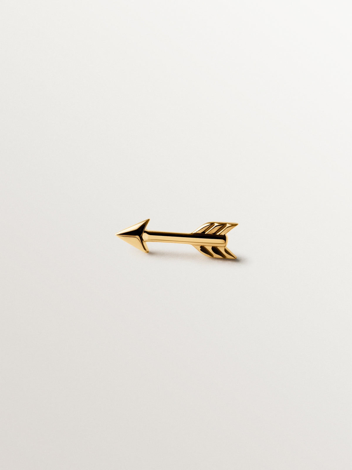 Piercing de oro amarillo de 18K con forma de flecha