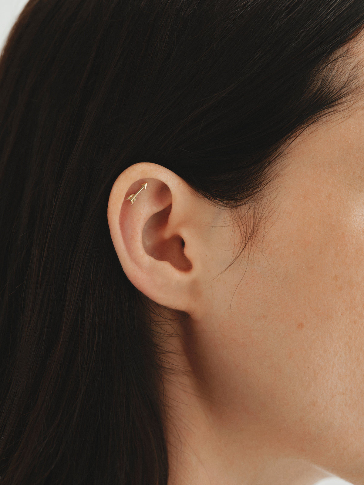 Piercing de oro amarillo de 18K con forma de flecha