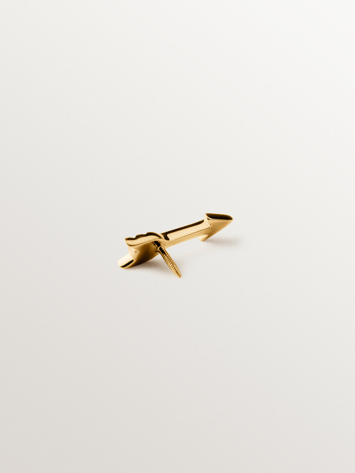 Piercing de oro amarillo de 18K con forma de flecha