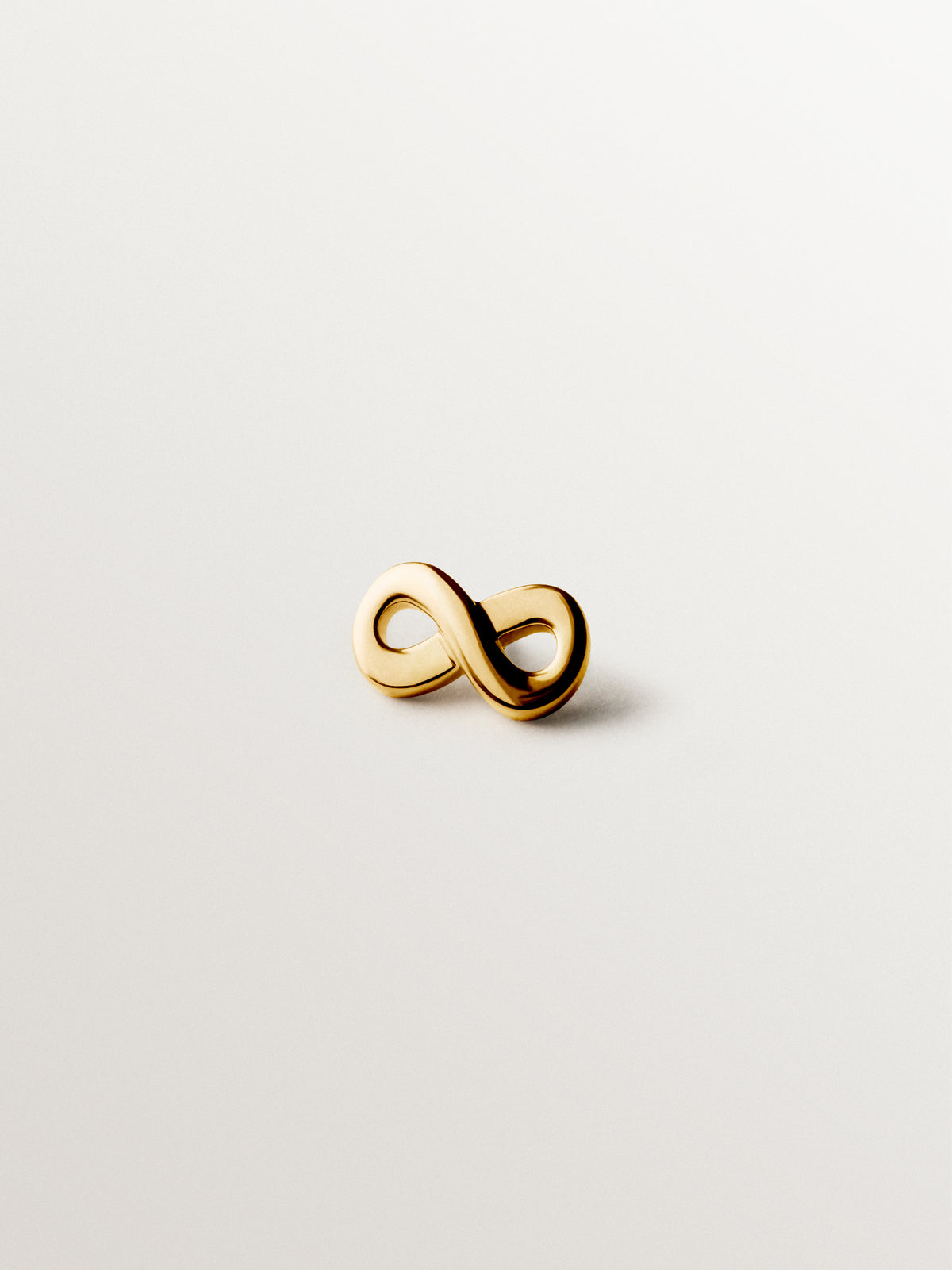 Piercing de oro amarillo de 18K con forma de infinito