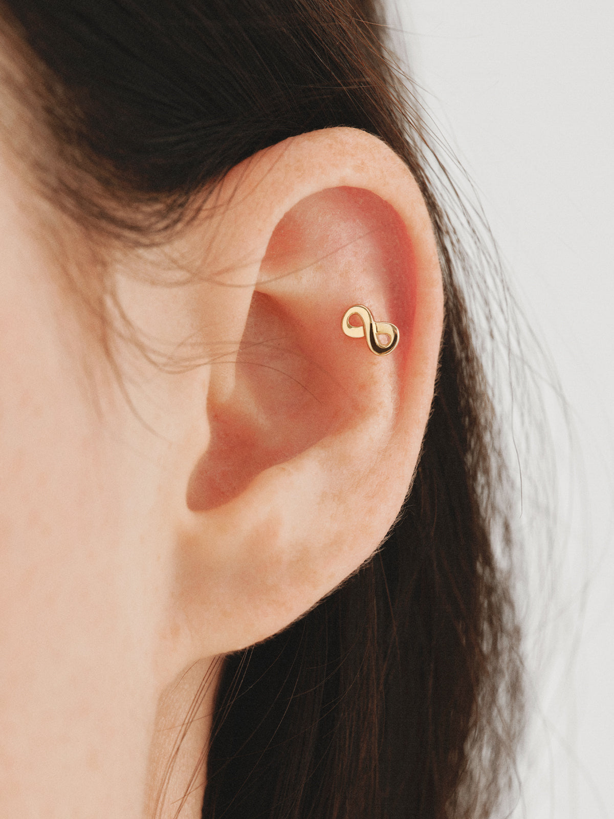 Piercing de oro amarillo de 18K con forma de infinito