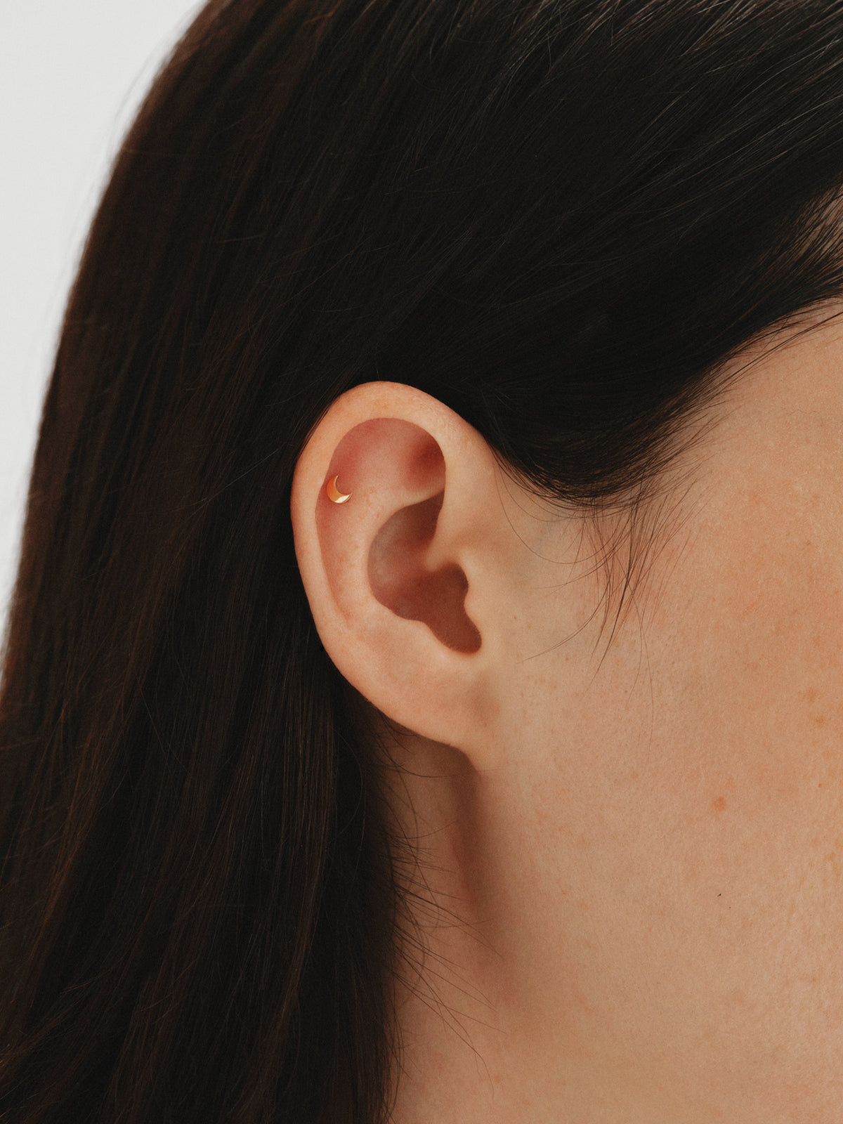 Piercing de oro amarillo de 18K con forma de luna