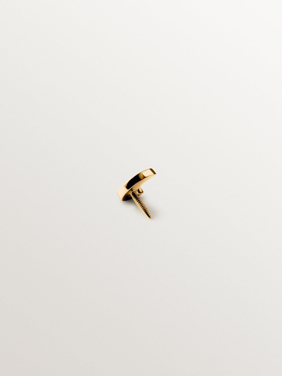 Piercing de oro amarillo de 18K con forma de luna