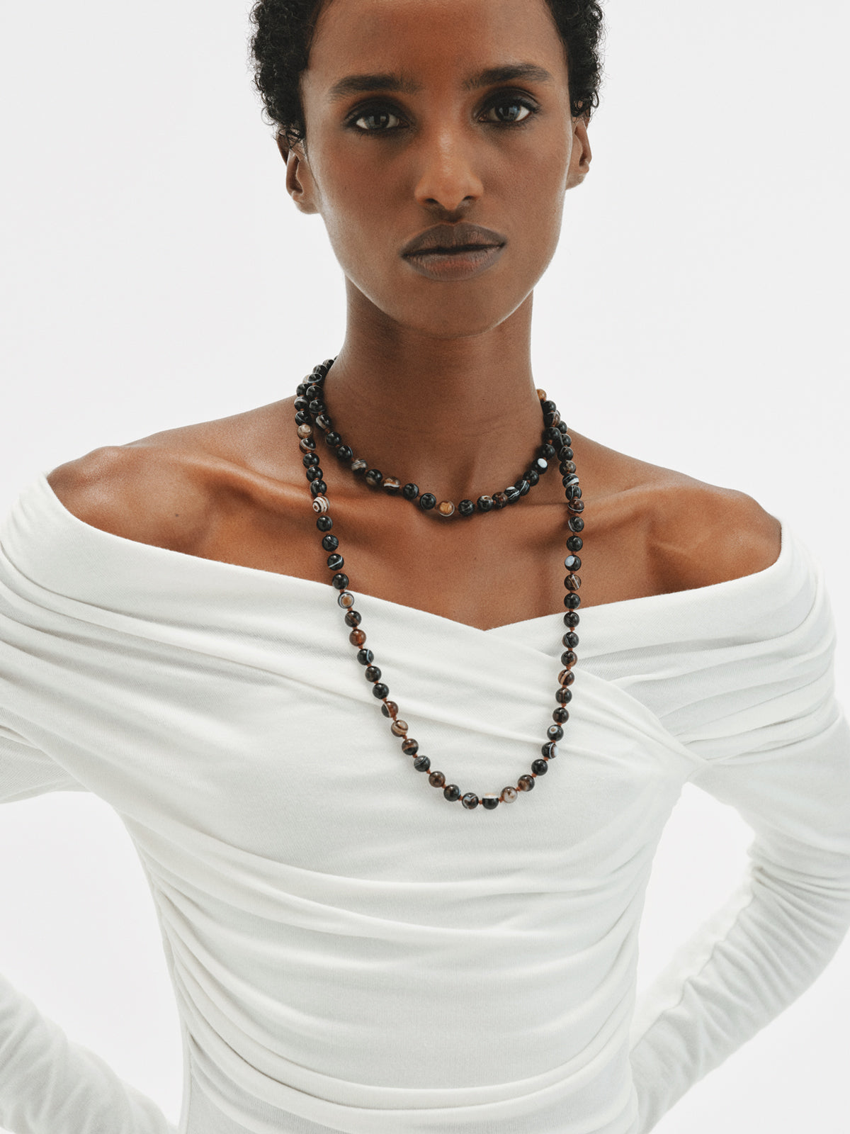 Collar de plata 925 bañada en oro amarillo de 18K con bolitas de ágata negra