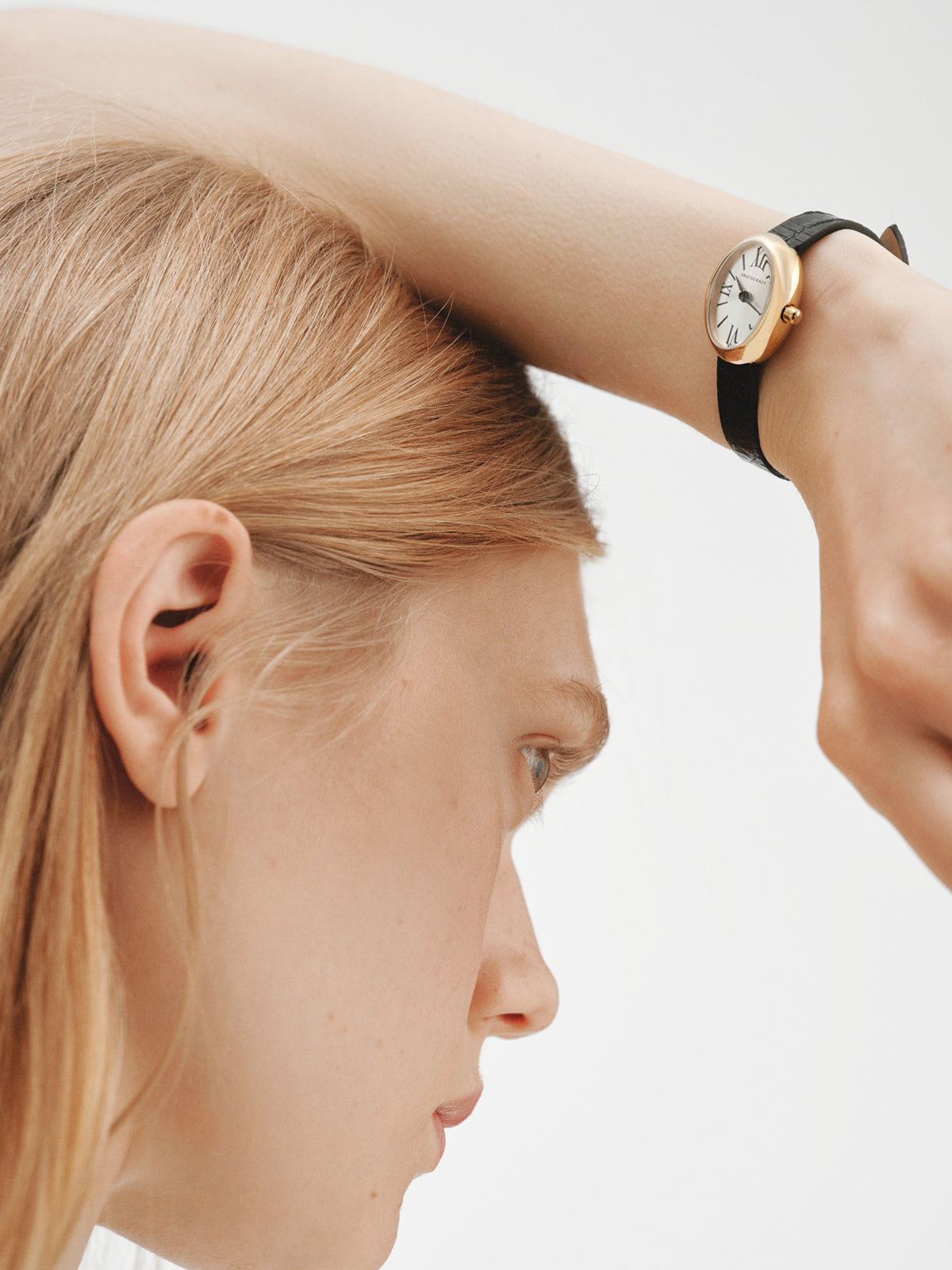 Reloj Salesas de acero con esfera blanca y correa de cuero negra 