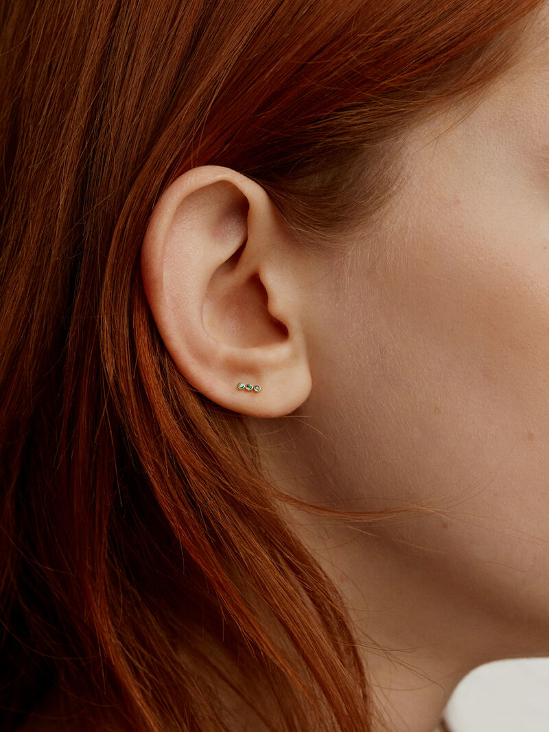 Individual 9K yellow gold earring with emeralds. image number 1