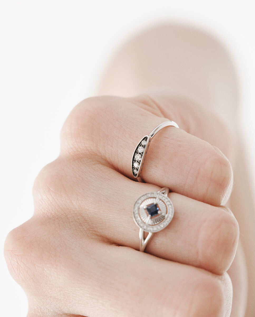 Anillo de oro blanco de 18K con efecto envejecido y diamante en talla brillante Aristocrazy