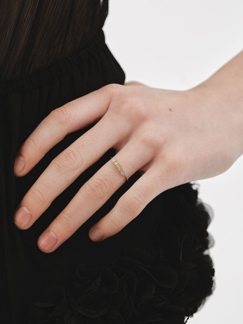 Anillo de oro blanco y amarillo de 18K con pavé de diamantes en talla brillante image number 3