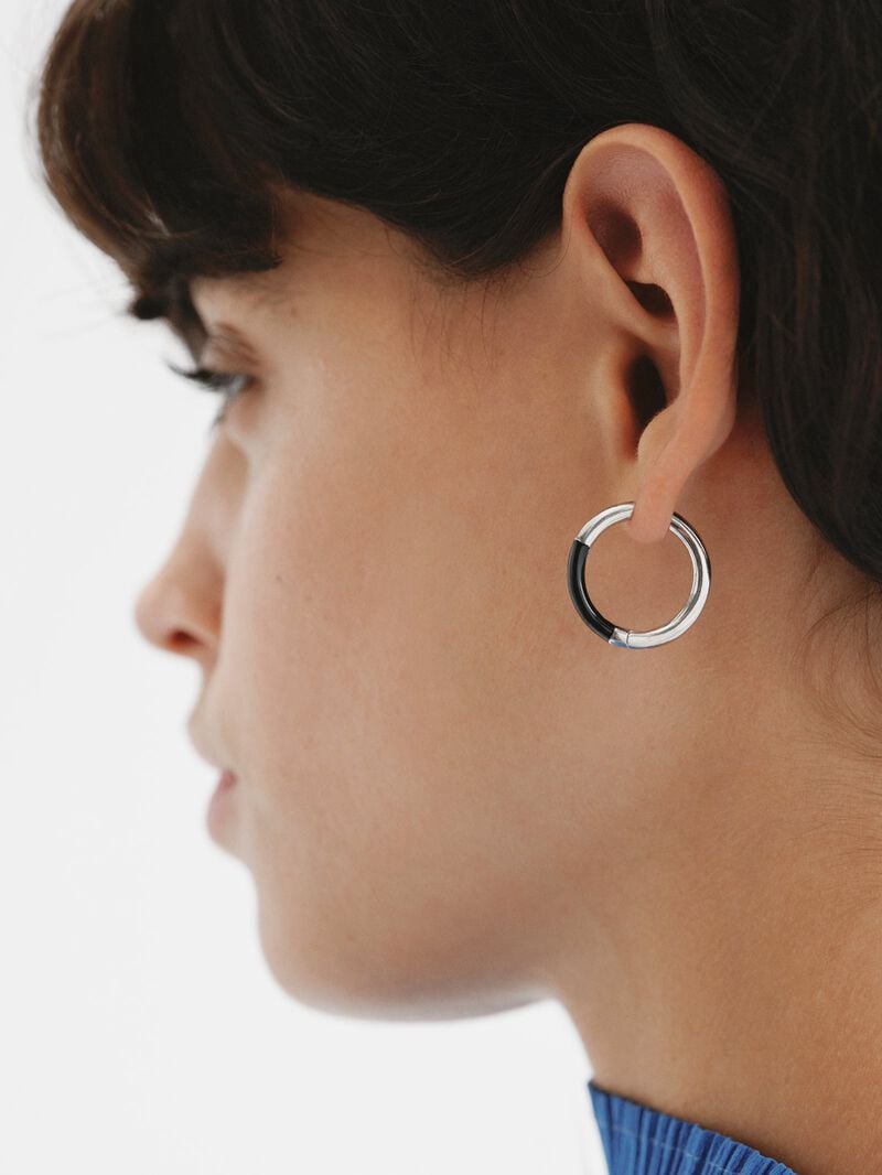 Medium hoop earrings in 925 silver with black enamel. image number 3