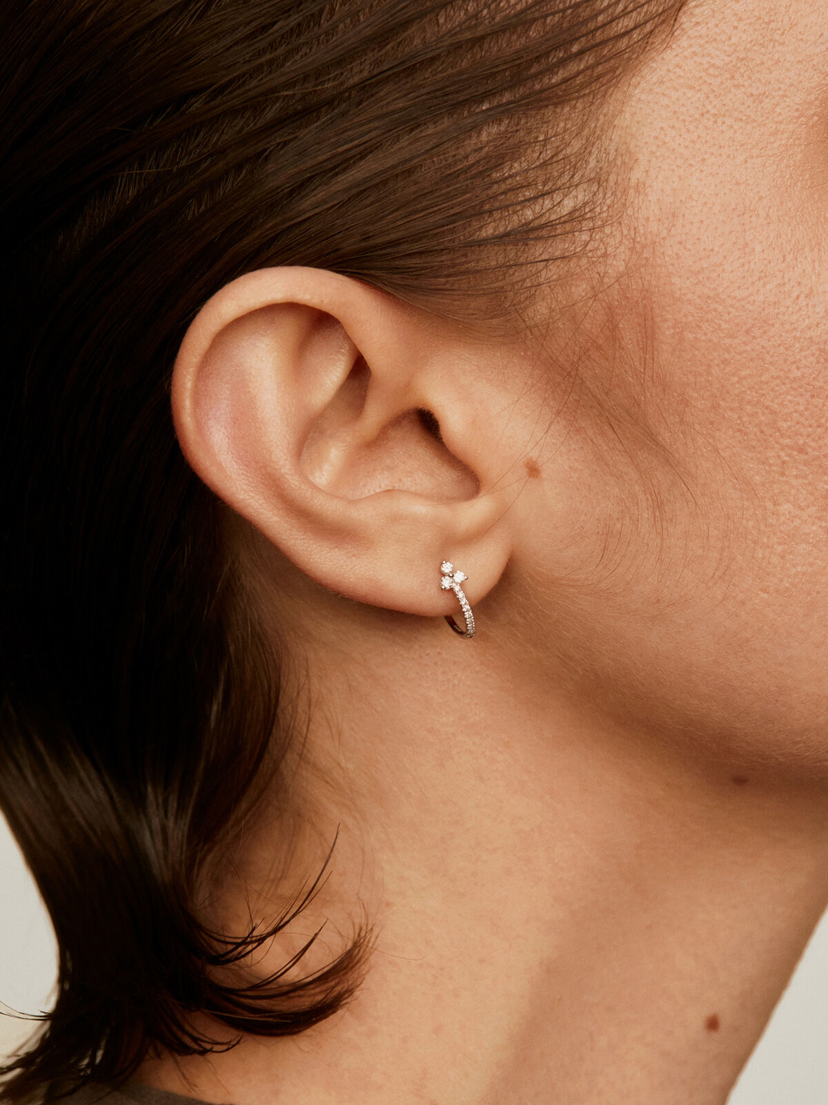 Small single hoop earring made of 18K white gold with diamonds