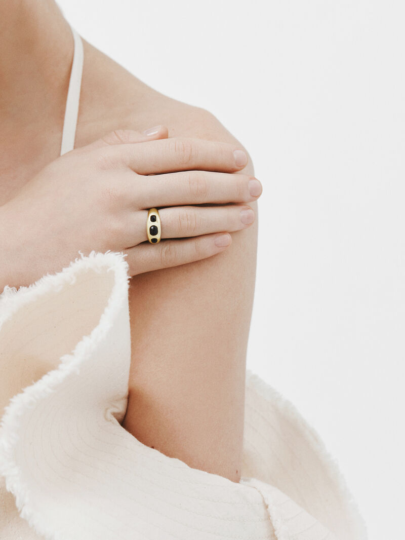 925 silver ring bathed in 18k yellow gold with black ónix image number 3