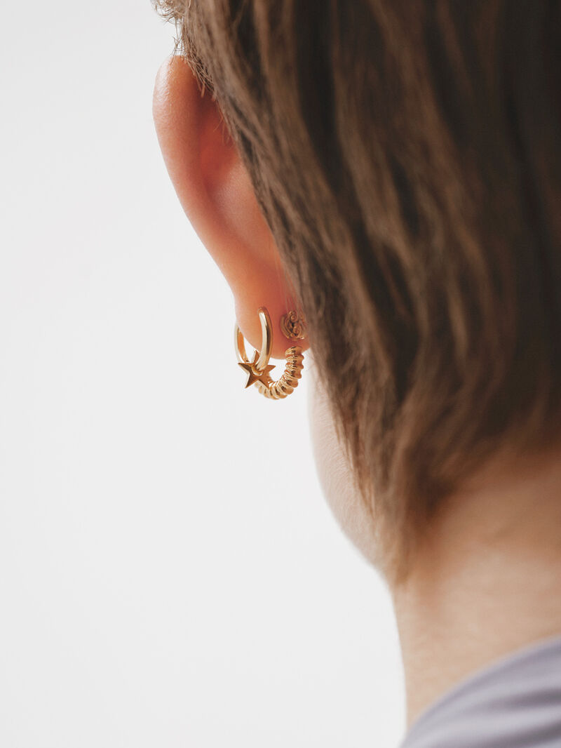 Small hoop earrings made of 925 silver, bathed in 18K gold with a star. image number 3