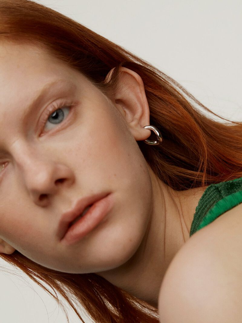 Medium thick 925 silver hoop earrings with a wavy shape. image number 1