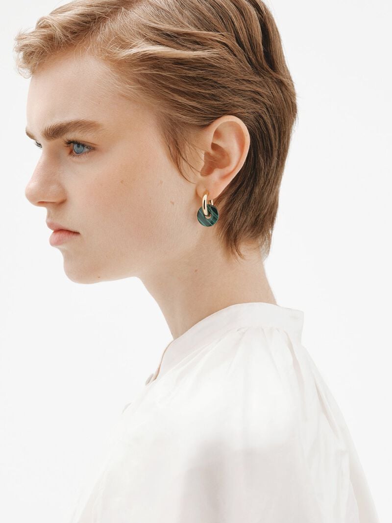 Medium hoop earrings made of 925 silver, gold plated in 18K yellow gold with green malachite. image number 3