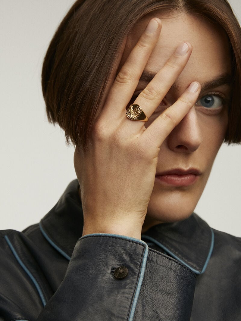 Wide band ring type, made of 925 silver coated in 18K yellow gold with a landscape feature. image number 1
