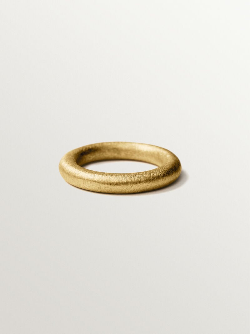 Anillo grande con textura de plata 925 bañada en oro de 18K image number 2