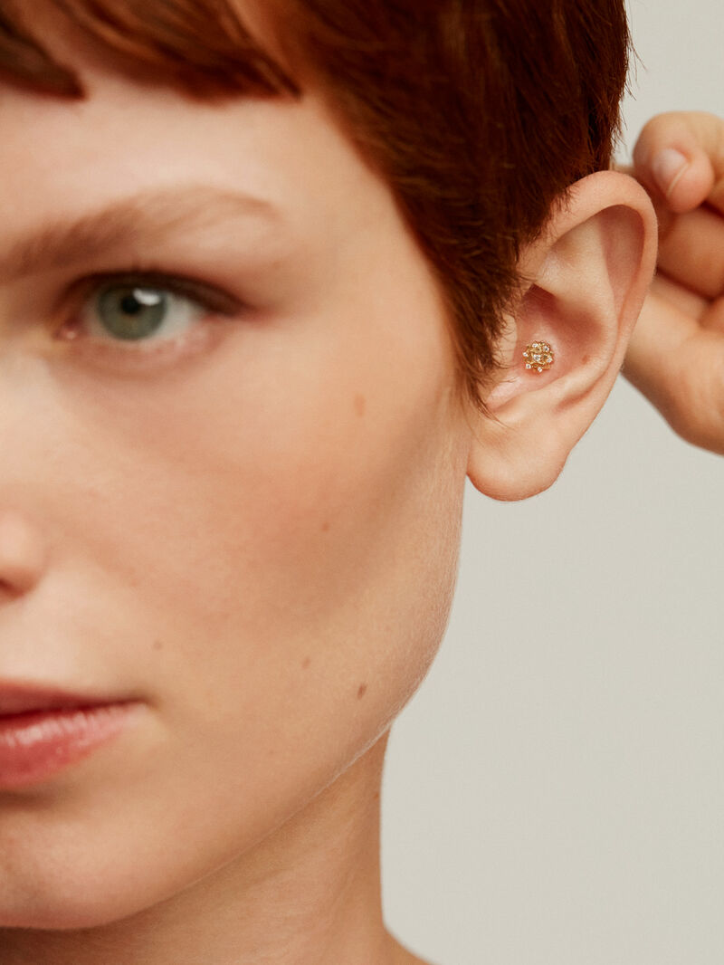 18K Yellow Gold Piercing with Diamonds and Flower Shape image number 3