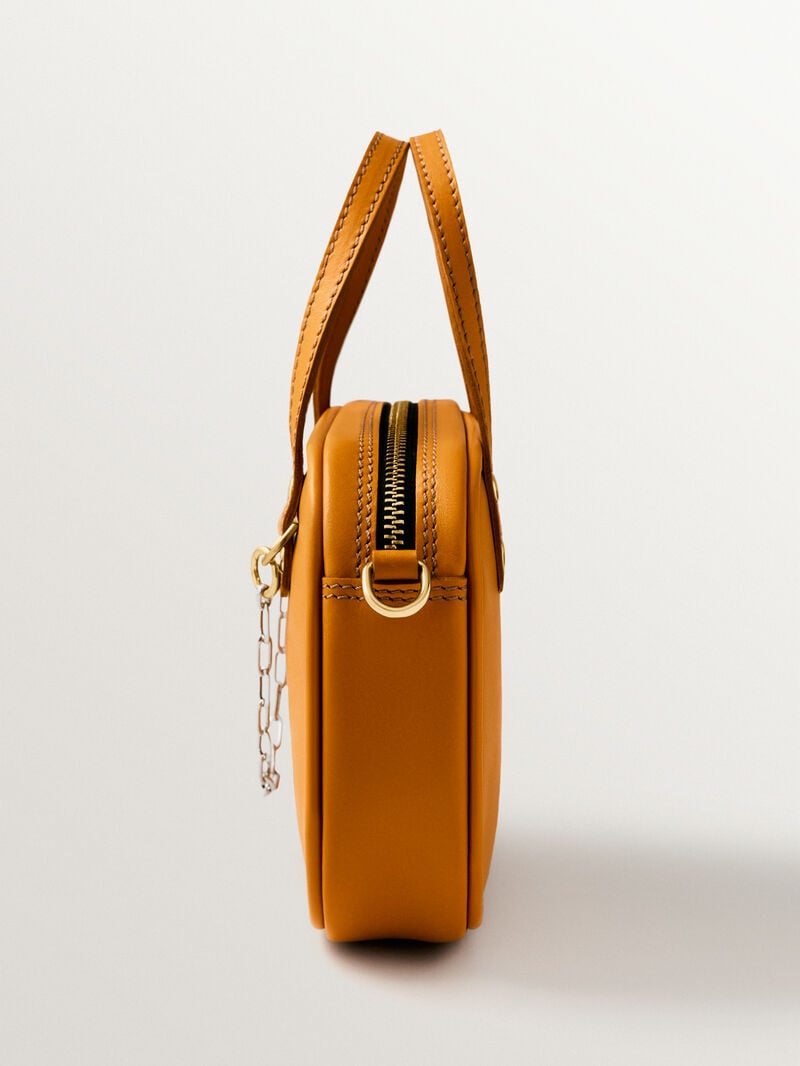 Bolso Sally's Mustard con chain de plata 925 y cierres bañados en oro de 18K   image number 2