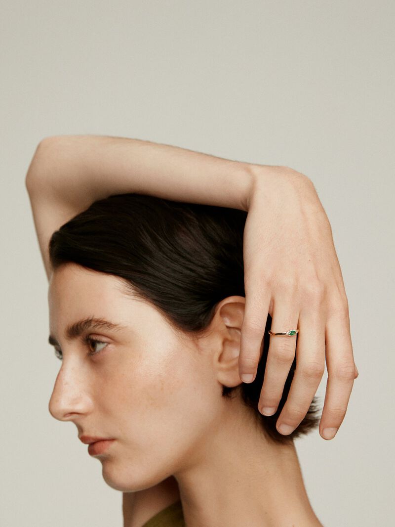9K Yellow Gold Ring with Emerald and Diamonds image number 3